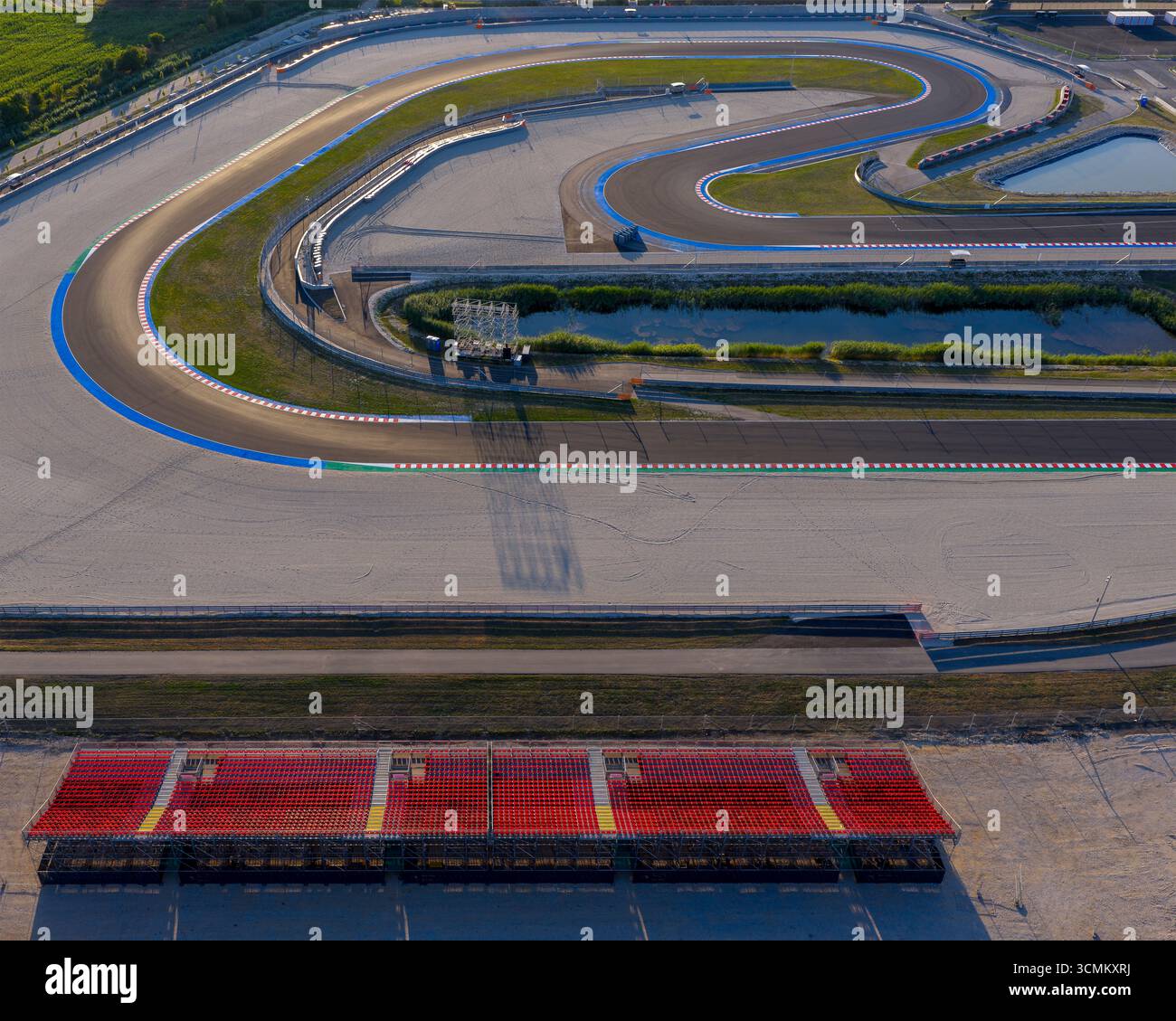 Chaises bleues dans un stade. Banque D'Images