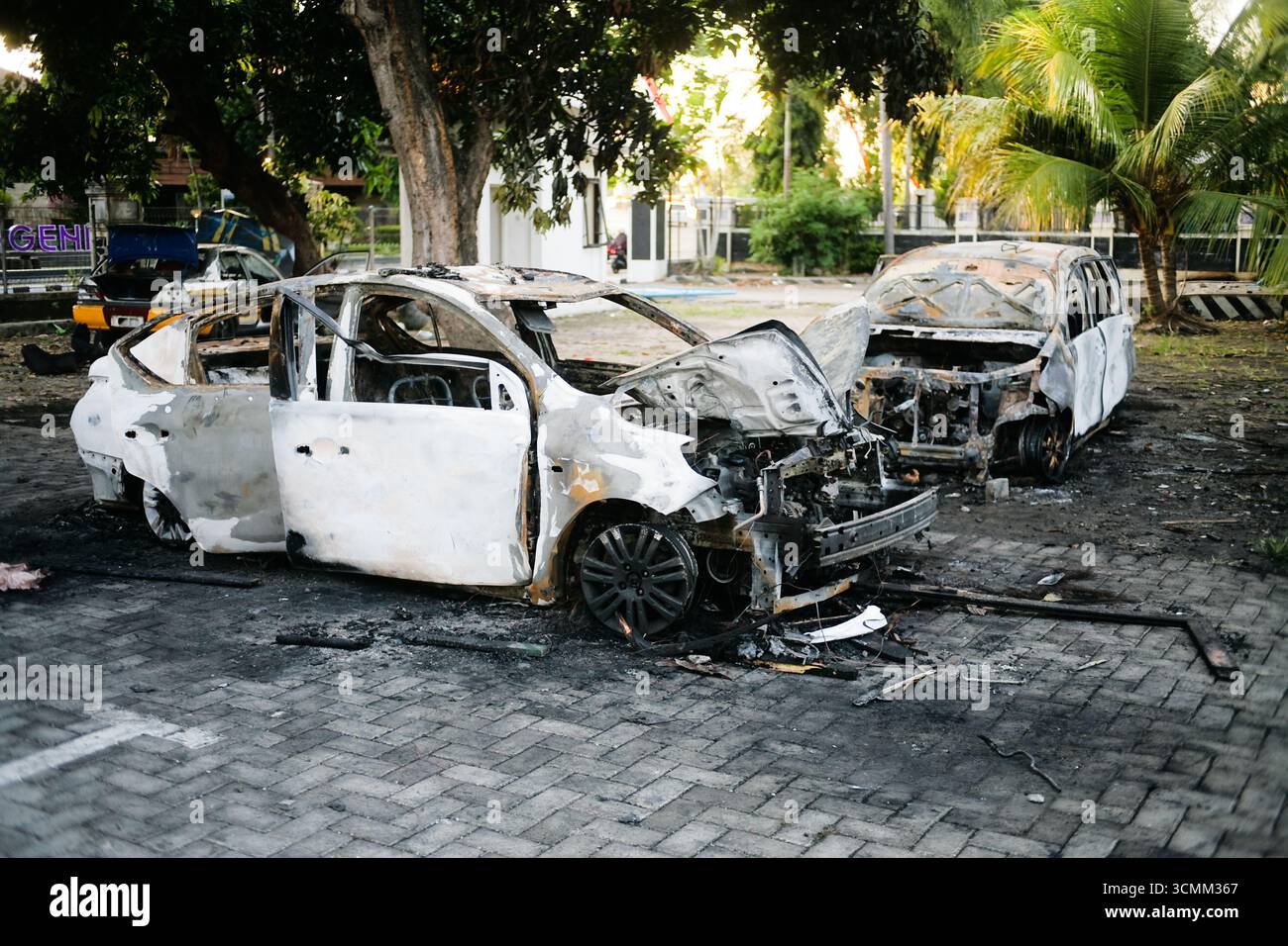 Des débris de voiture brûlés sont vus après une violente manifestation contre le parlement près du poste de police de Kediri, à Java oriental, en Indonésie Banque D'Images