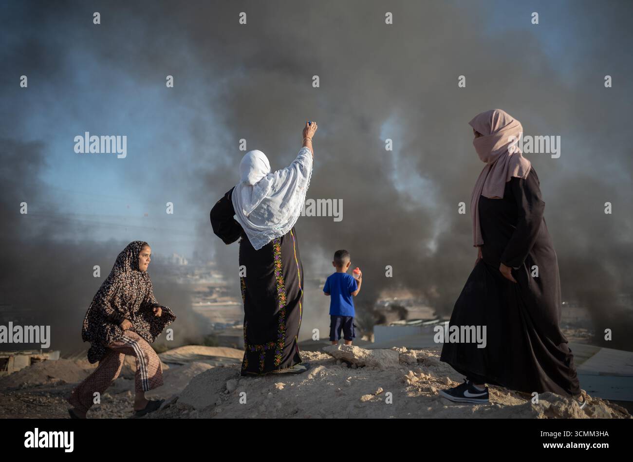 Néguev, Israël. 17 septembre 2025. Les palestiniennes réagissent après que la police israélienne ait brûlé leurs maisons alors qu’elles démolissaient un village beduin dans la région du Néguev. Crédit : ILIA YEFIMOVICH/dpa/Alamy Live News Banque D'Images