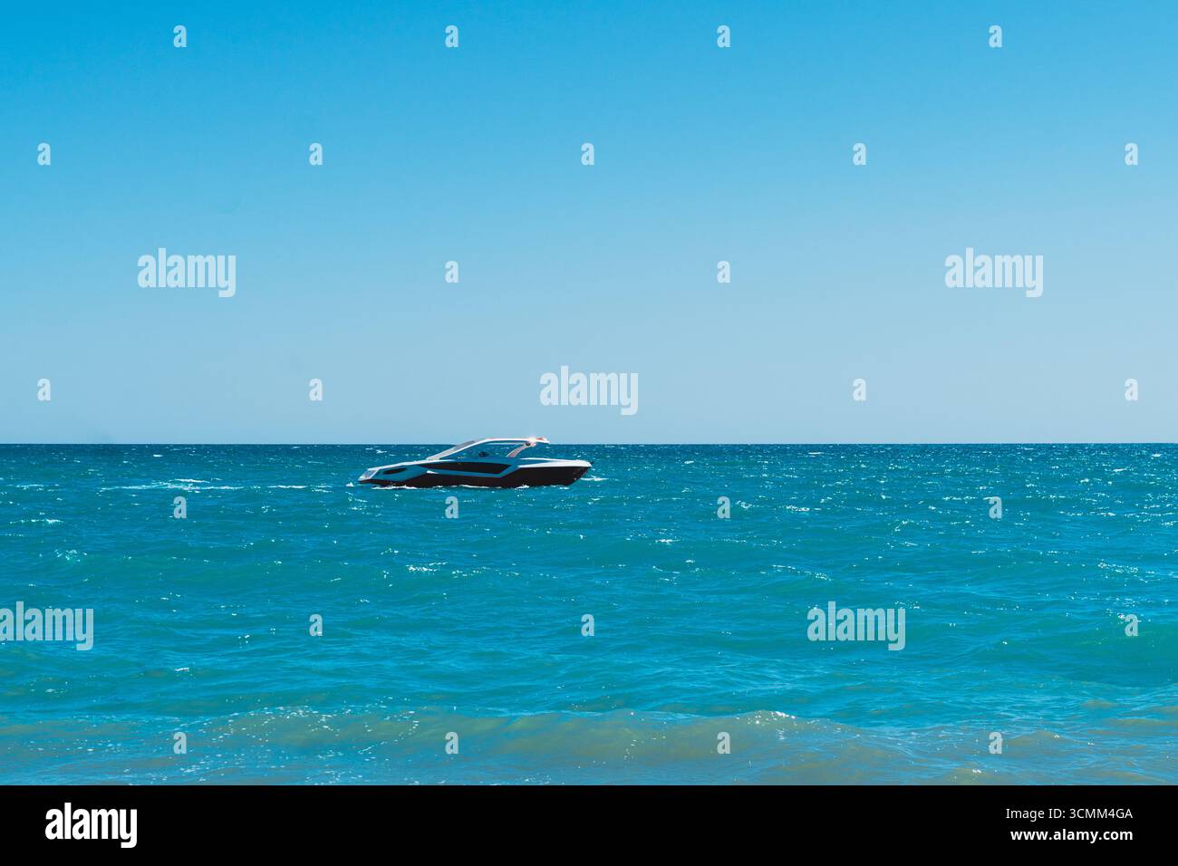 Mer bleue et hors-bord flottant sur la mer. Le bateau de vitesse est dans la mer bleue. Banque D'Images