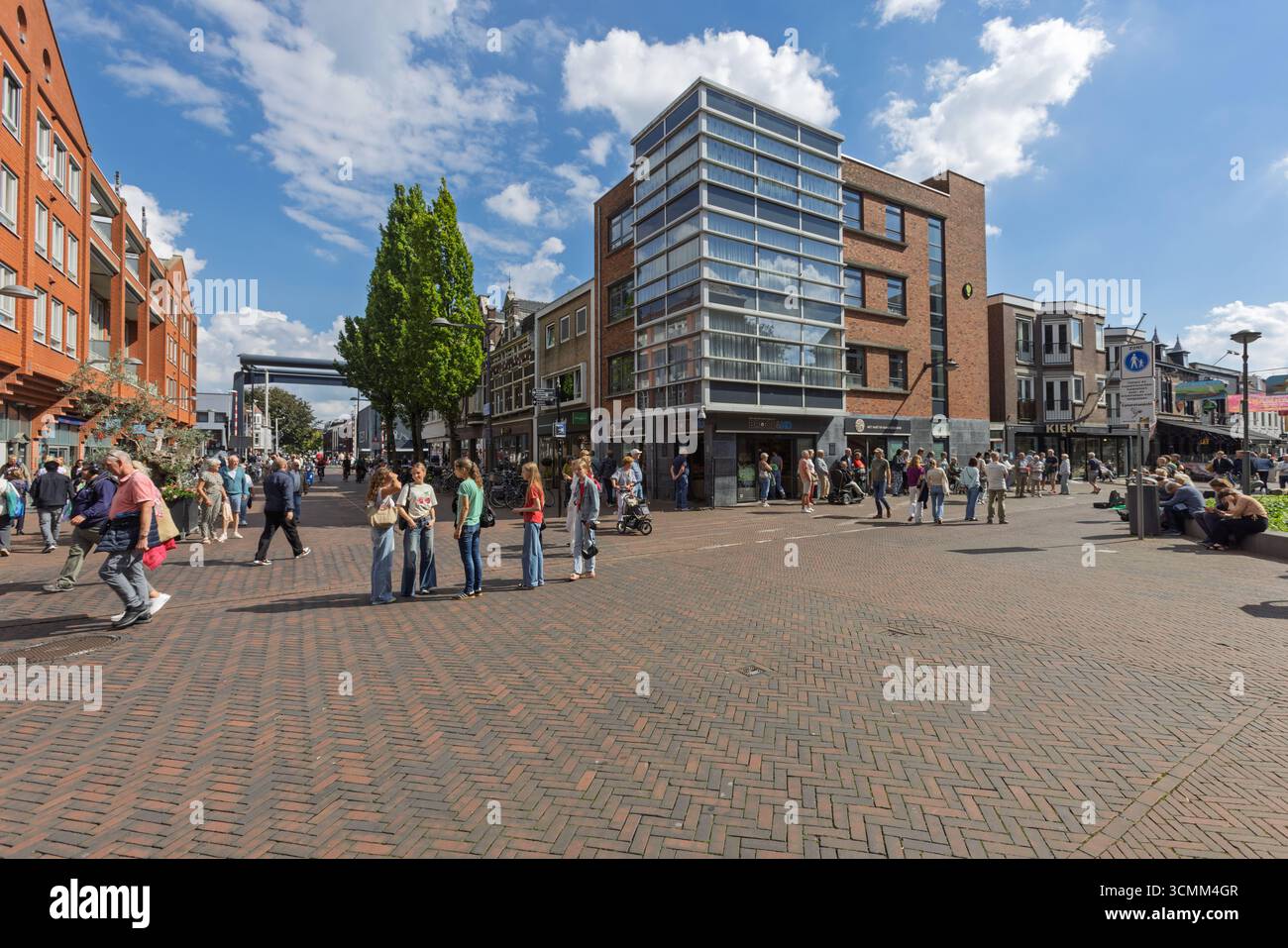 Une zone piétonne animée dans le centre-ville d'Alphen aan den Rijn, avec une variété de bâtiments modernes et traditionnels. Alphen aan den Rijn, pays-Bas Banque D'Images