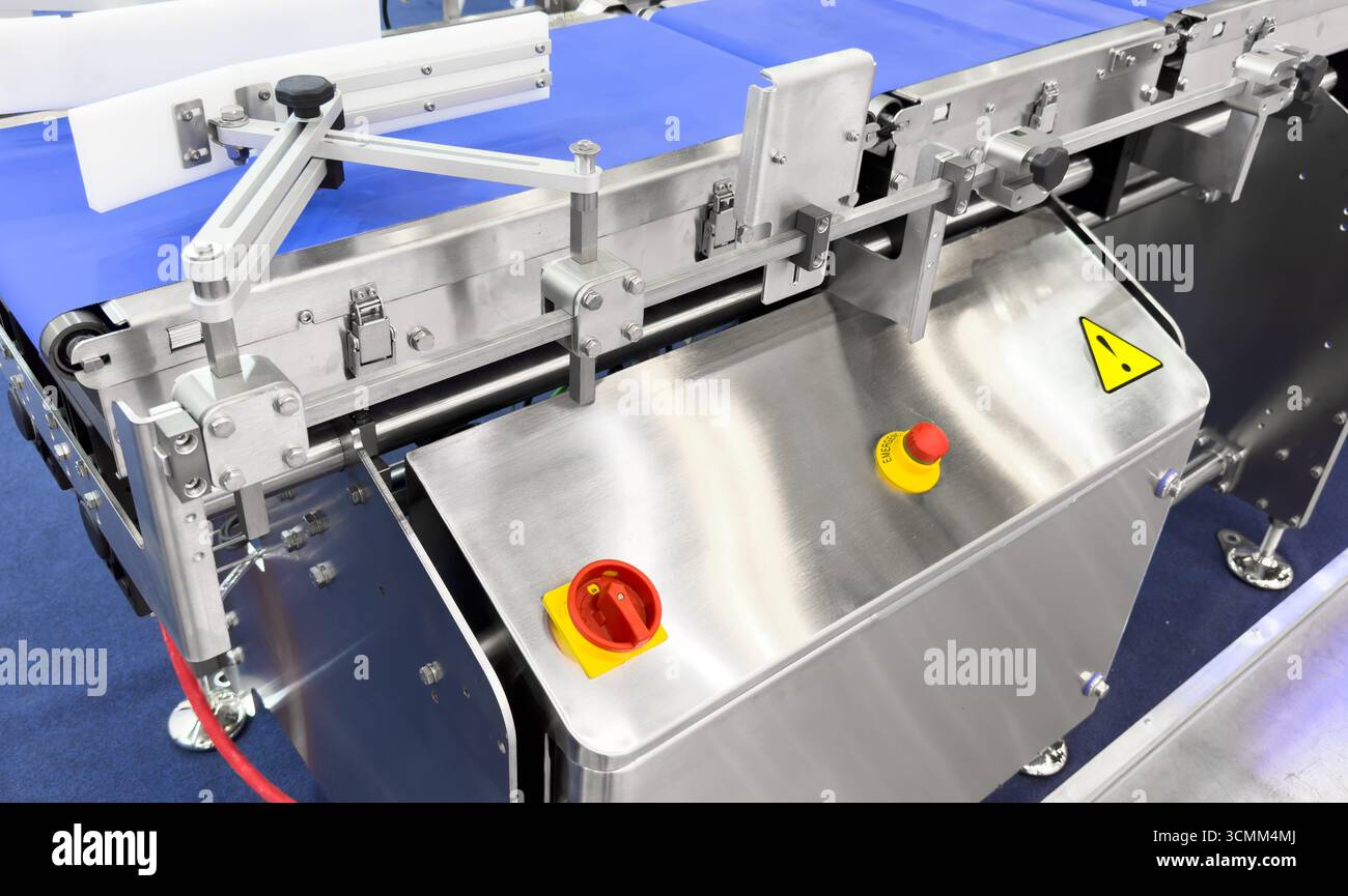 EQUIPEMENT de ligne de production. Ligne de chargeuse industrielle. Technologie de bande transporteuse. Équipement d'usine. Service de colis. Banque D'Images