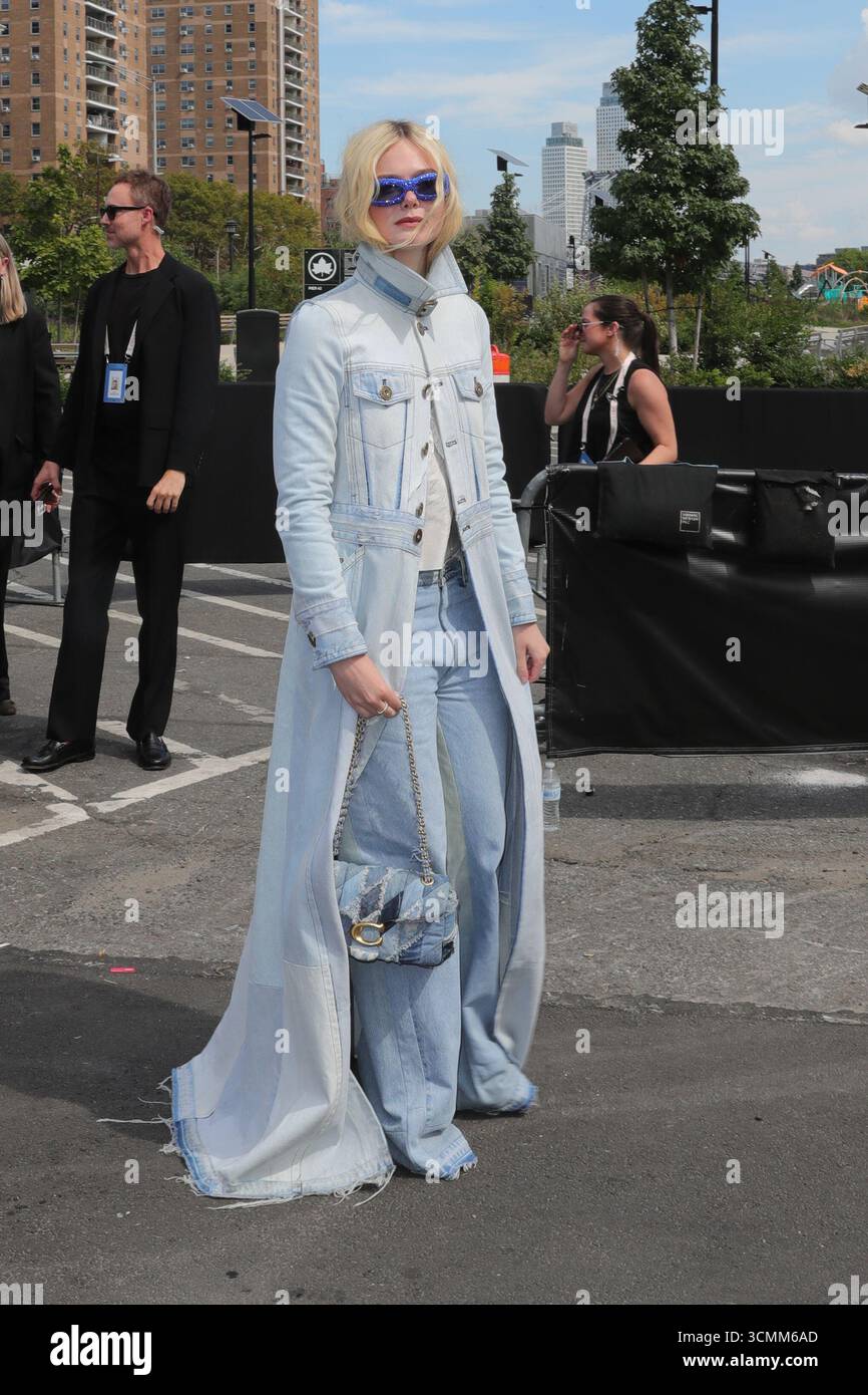 New York, États-Unis. 15 septembre 2025. Elle Fanning assiste au défilé Coach pendant la Fashion week de New York le 15 septembre 2025, à New York, aux États-Unis. L'actrice se joint à d'autres célébrités, designers et initiés de la mode lors de l'événement défilé de haut niveau présentant la dernière collection de Coach. (Photo de Giada Papini Rampelotto/EuropaNewswire/NurPhoto) crédit : NurPhoto SRL/Alamy Live News Banque D'Images