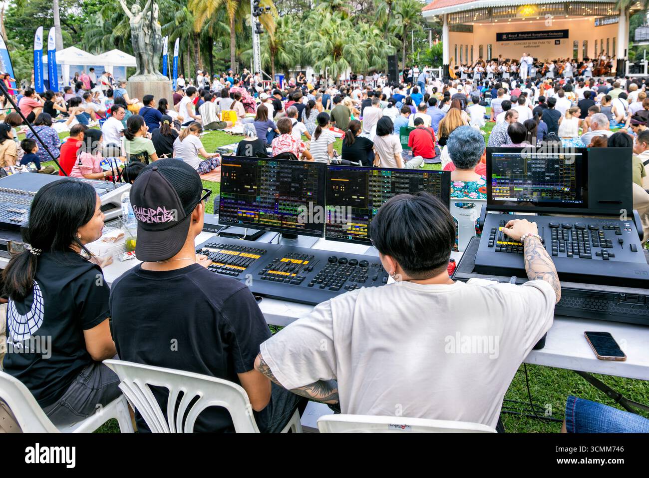 Technicien contrôlant le son sur ordinateur lors d'un concert en plein air avec le Royal Bangkok Symphony Orchestra à Lumphini Park, Bangkok, Thaïlande Banque D'Images