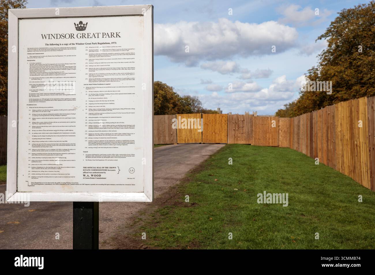 Windsor, Royaume-Uni. 16 septembre 2025. Une barrière de sécurité est photographiée lors de la longue marche dans le Grand Parc de Windsor avant la deuxième visite d’État du président américain Donald Trump et de la première dame Melania Trump. Le président Trump et son épouse séjourneront au château de Windsor en tant qu’invités du roi Charles III et de la reine Camilla à partir du 17 septembre. Crédit : Mark Kerrison/Alamy Live News Banque D'Images
