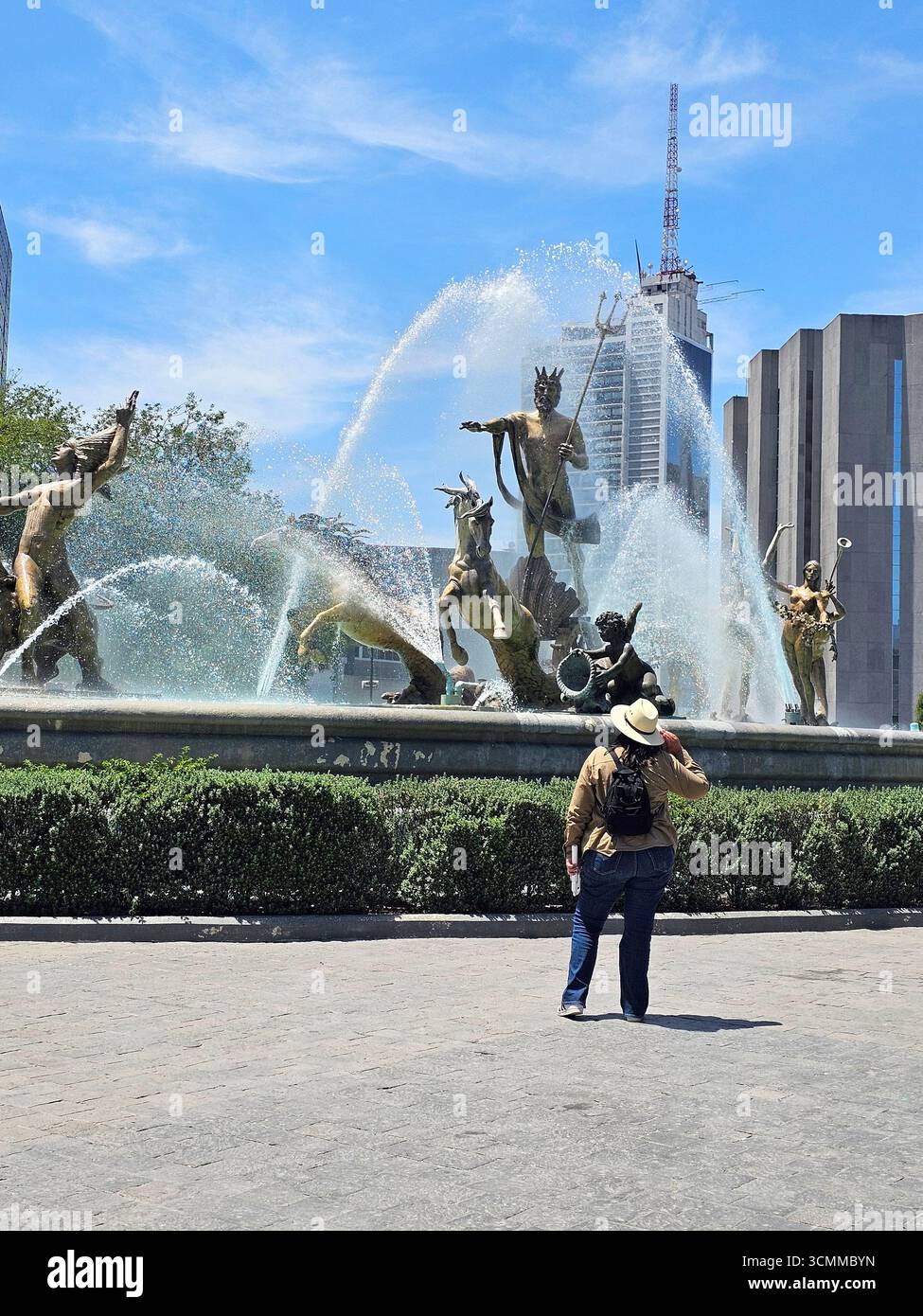 Monterrey, Nuevo Leon, Mexique - 30 juillet 2025 : la fontaine de Neptune ou de la vie est le monument central de la Macroplaza de la ville de Monterrey Banque D'Images