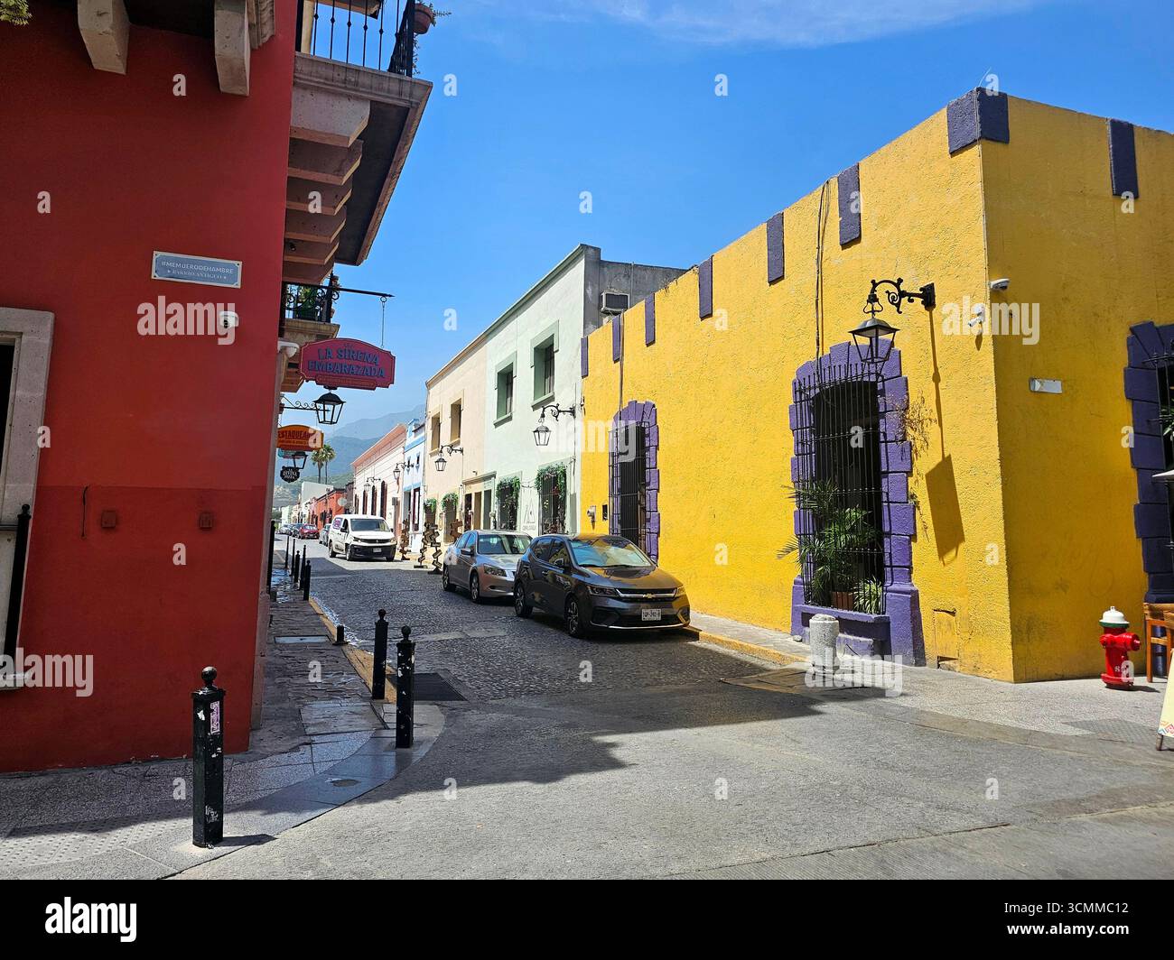 Monterrey, Nuevo Leon, Mexique - 30 juillet 2025 : bâtiments de style colonial, cafés, restaurants et maisons dans la vieille ville du centre-ville de Monterrey Banque D'Images