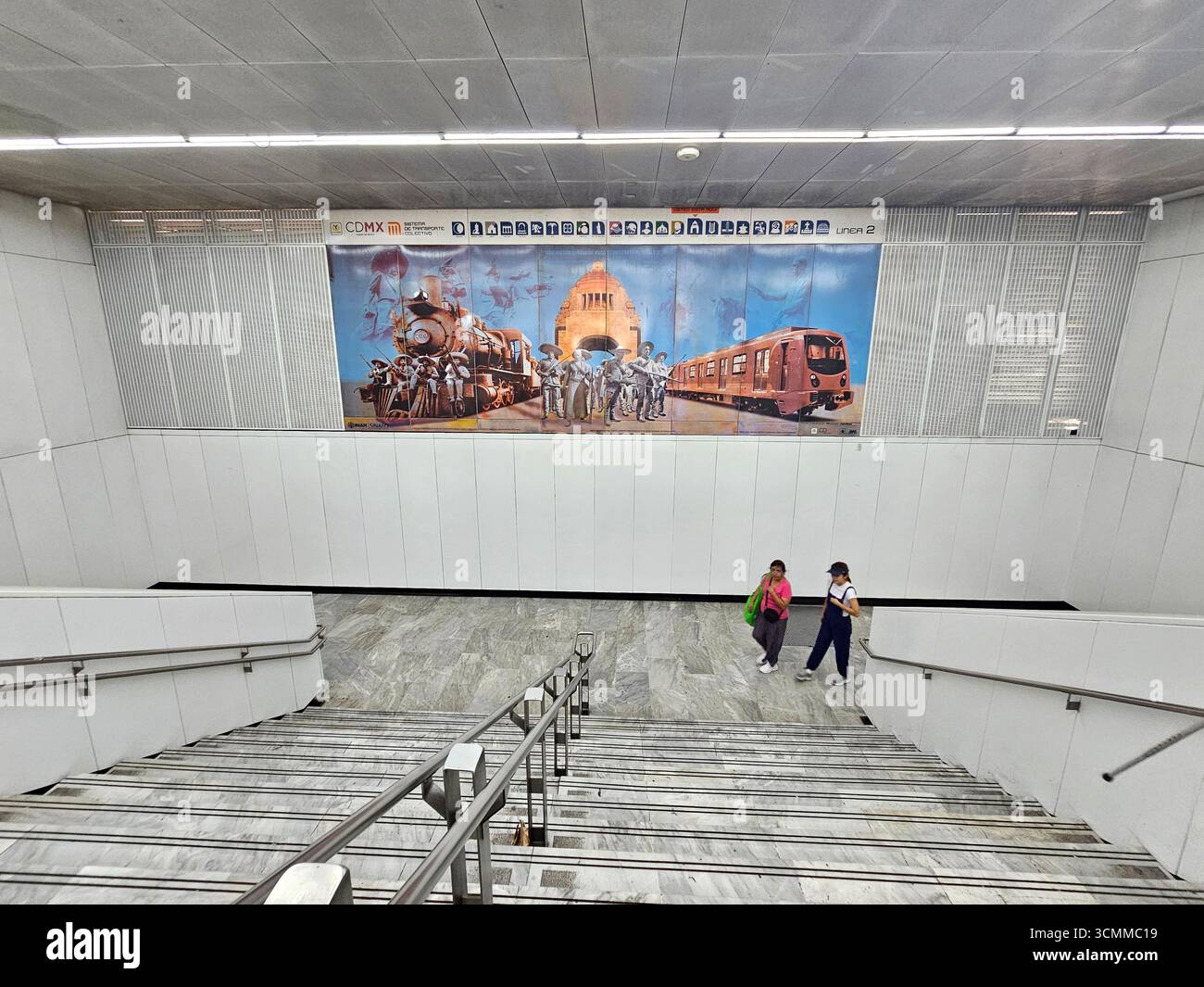 Mexico, Mexique - 4 août 2025 : quais et voies de la station Revolucion du système de transport public du métro de Mexico Banque D'Images