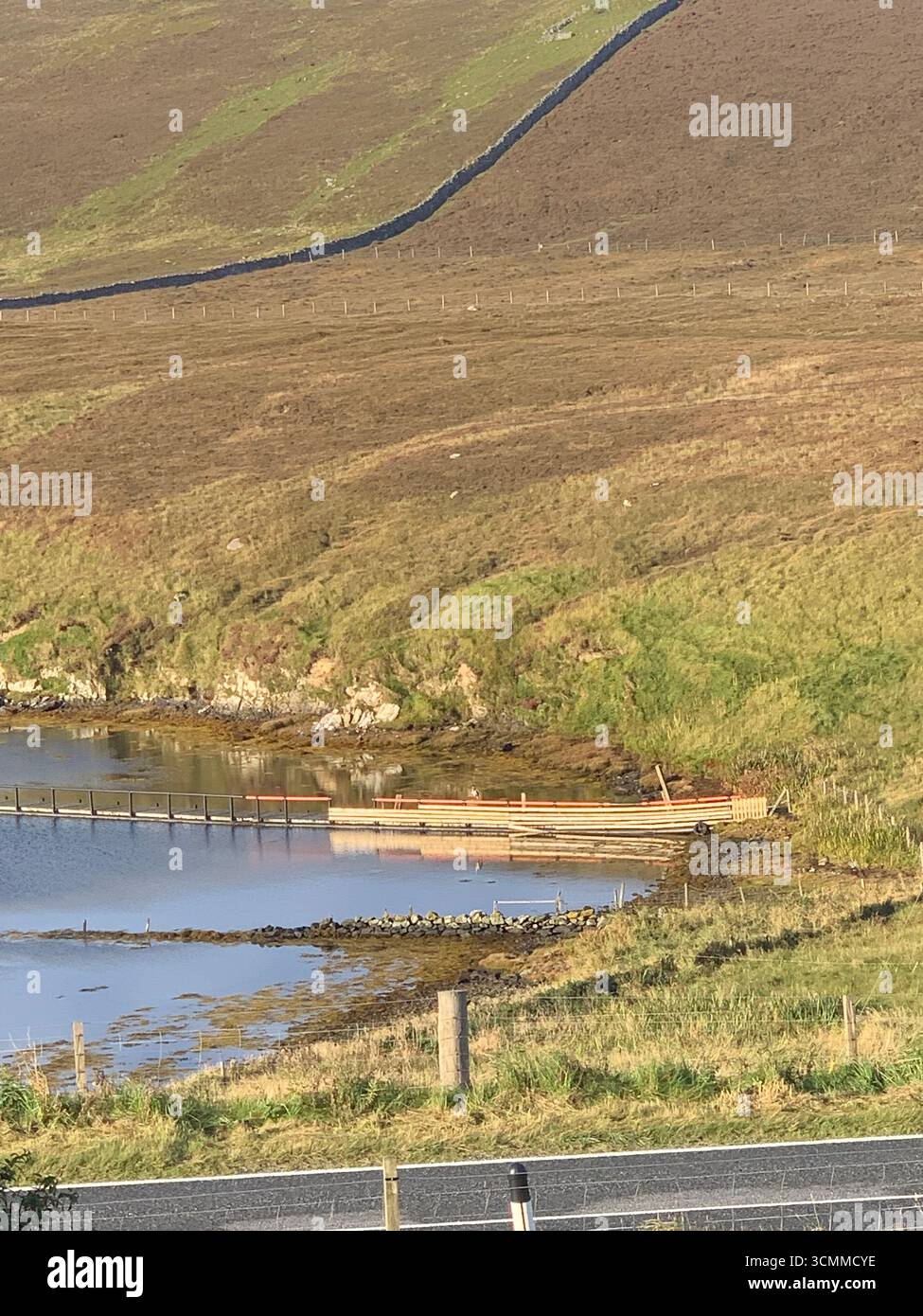 Shetland Islands aéroport piste avion atterrissage Lerwick queue route collines panneau routier agneau mouton eau mer bruyère montagnes montagne chemin gens - Image de stock capturée avec un smartphone