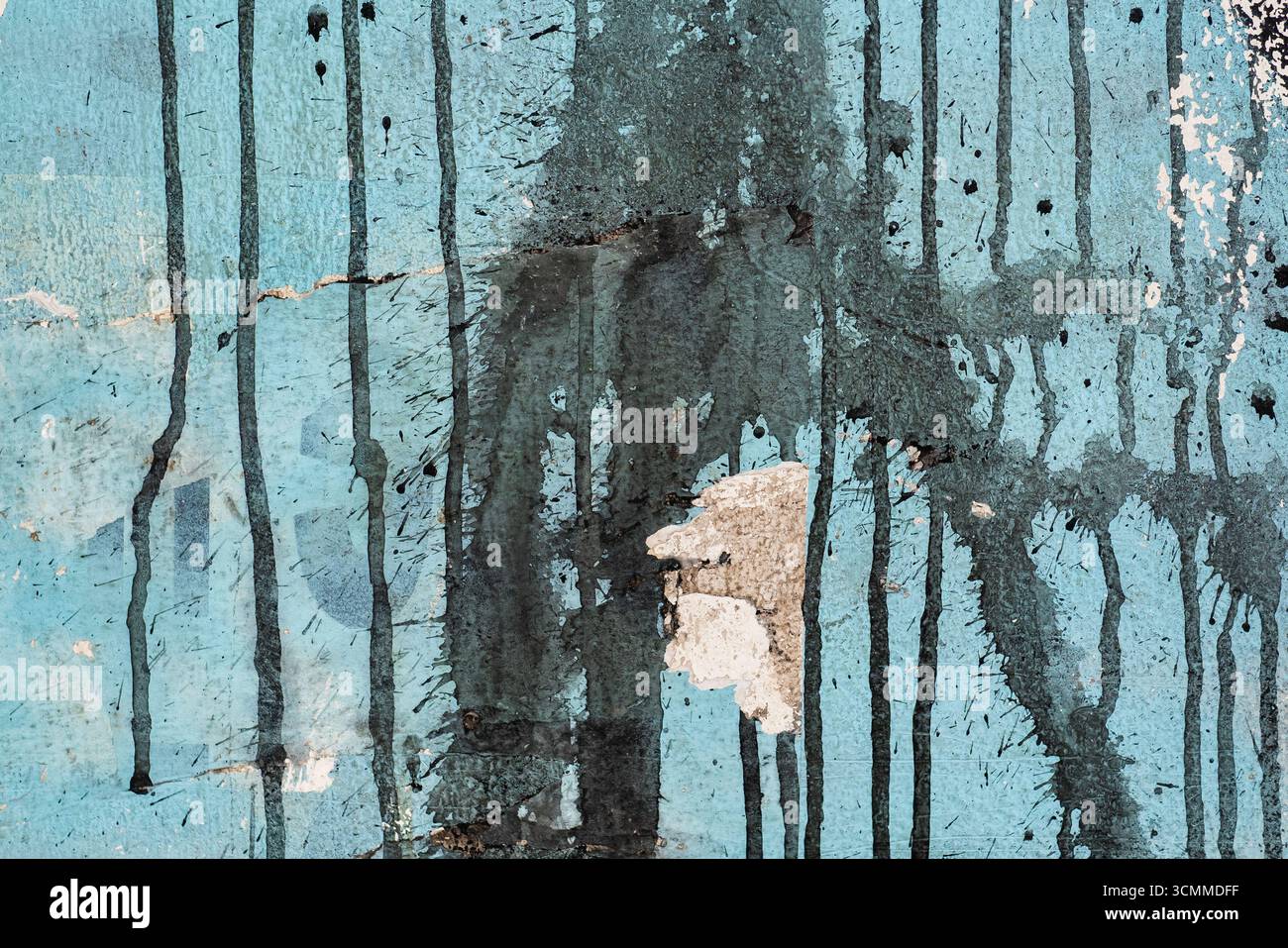 Peinture noire sale en aérosol avec des gouttes sur une texture de mur bleu Banque D'Images