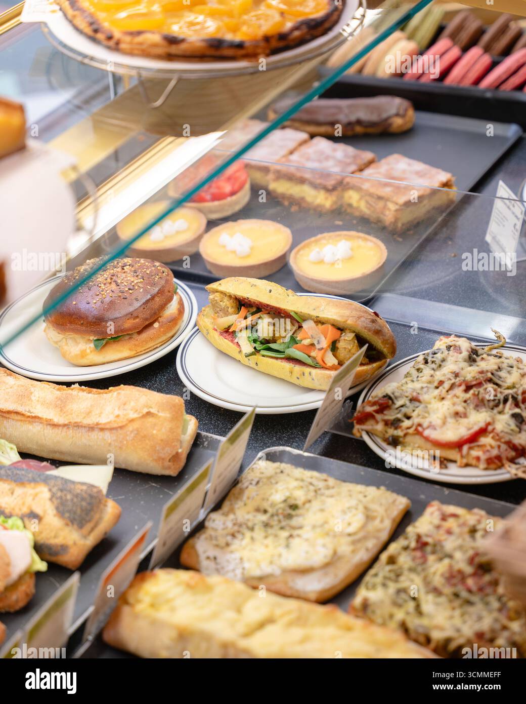 Bar à sandwiches, restauration rapide dans un centre commercial ; affichage avec sandwichs, tartes salées et gâteaux Banque D'Images