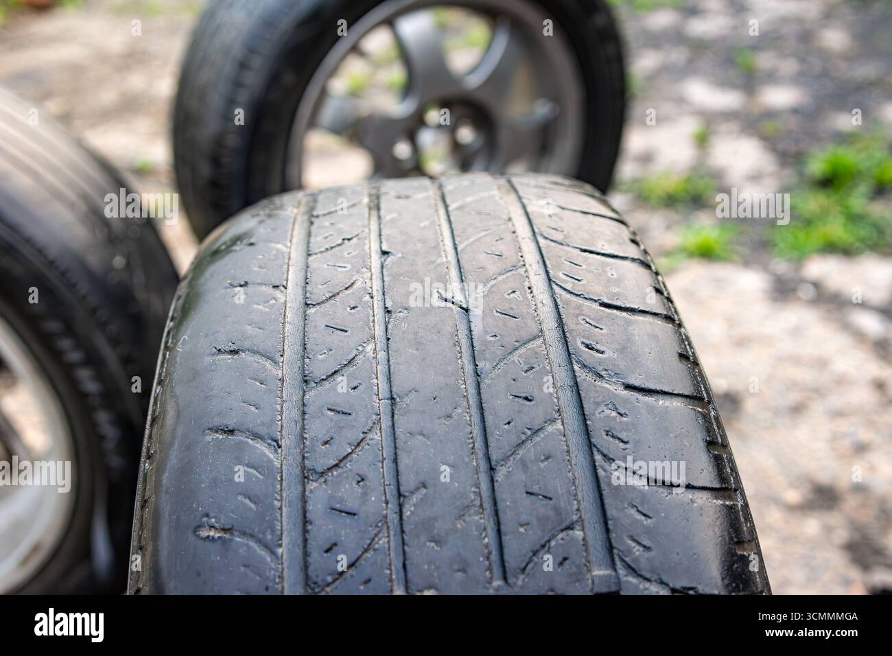 L'exposition prolongée aux facteurs de stress environnementaux provoque le vieillissement du caoutchouc, entraînant des fissures, une adhérence réduite et une probabilité accrue de défaillance des pneus pendant Banque D'Images