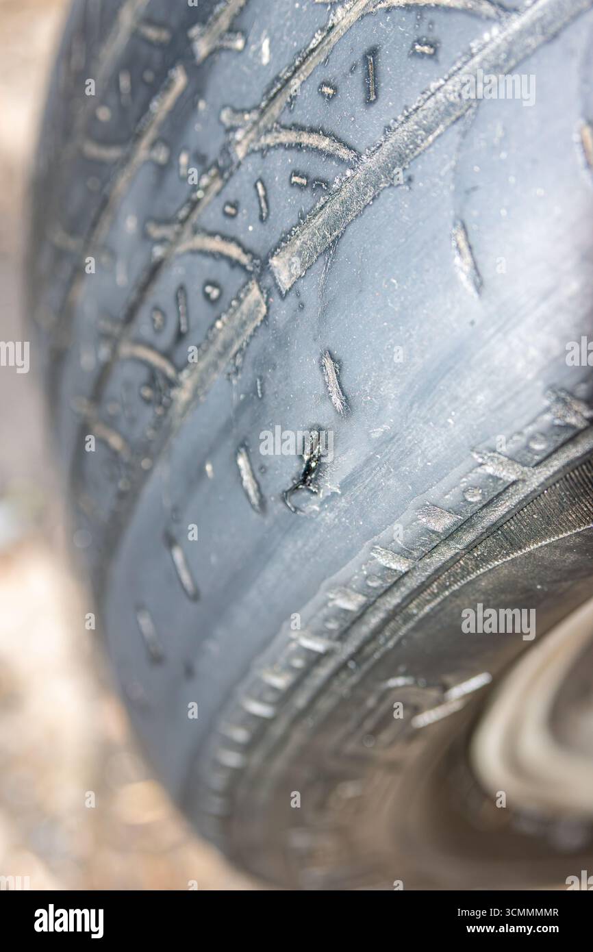 Les contraintes mécaniques répétées et l'exposition à des conditions difficiles entraînent des fissures profondes, des coupures et une dégradation du caoutchouc, augmentant ainsi les risques de TI soudaines Banque D'Images