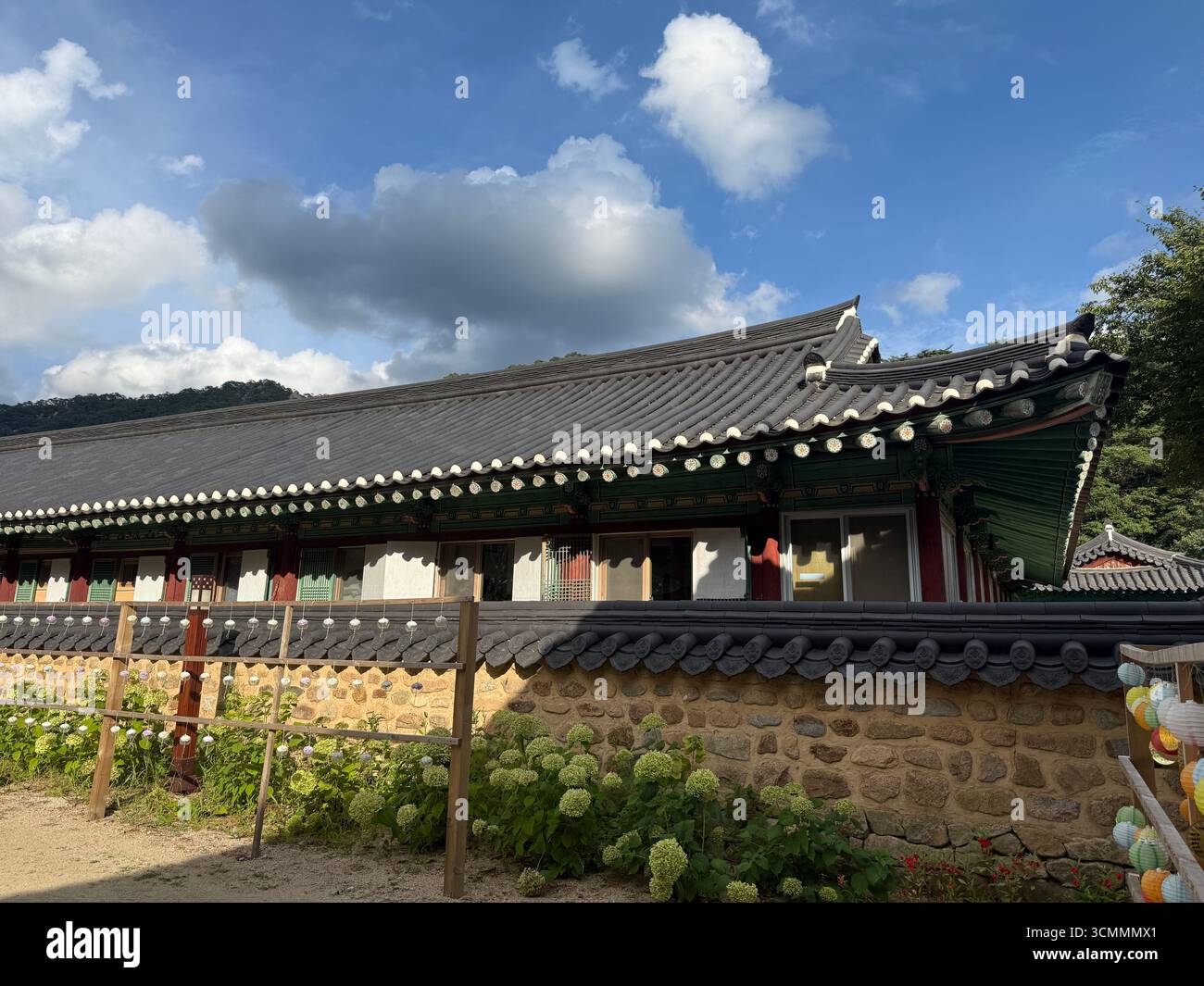 Mur de pierre et lanternes à un temple de montagne - Image de stock capturée avec un smartphone