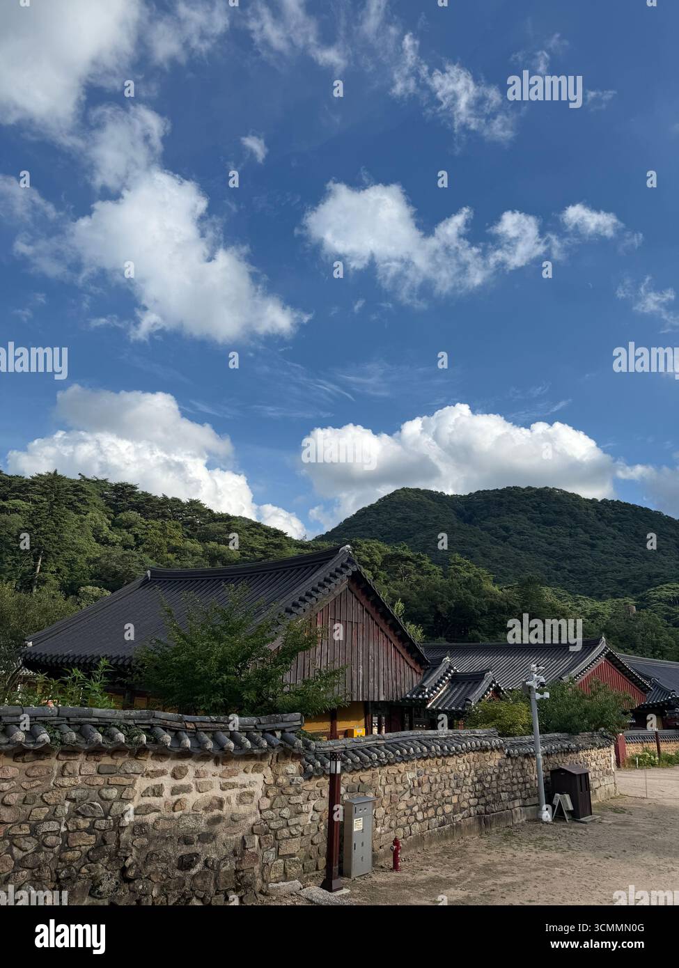 Mur de pierre et toits de tuiles dans un temple coréen - Image de stock capturée avec un smartphone