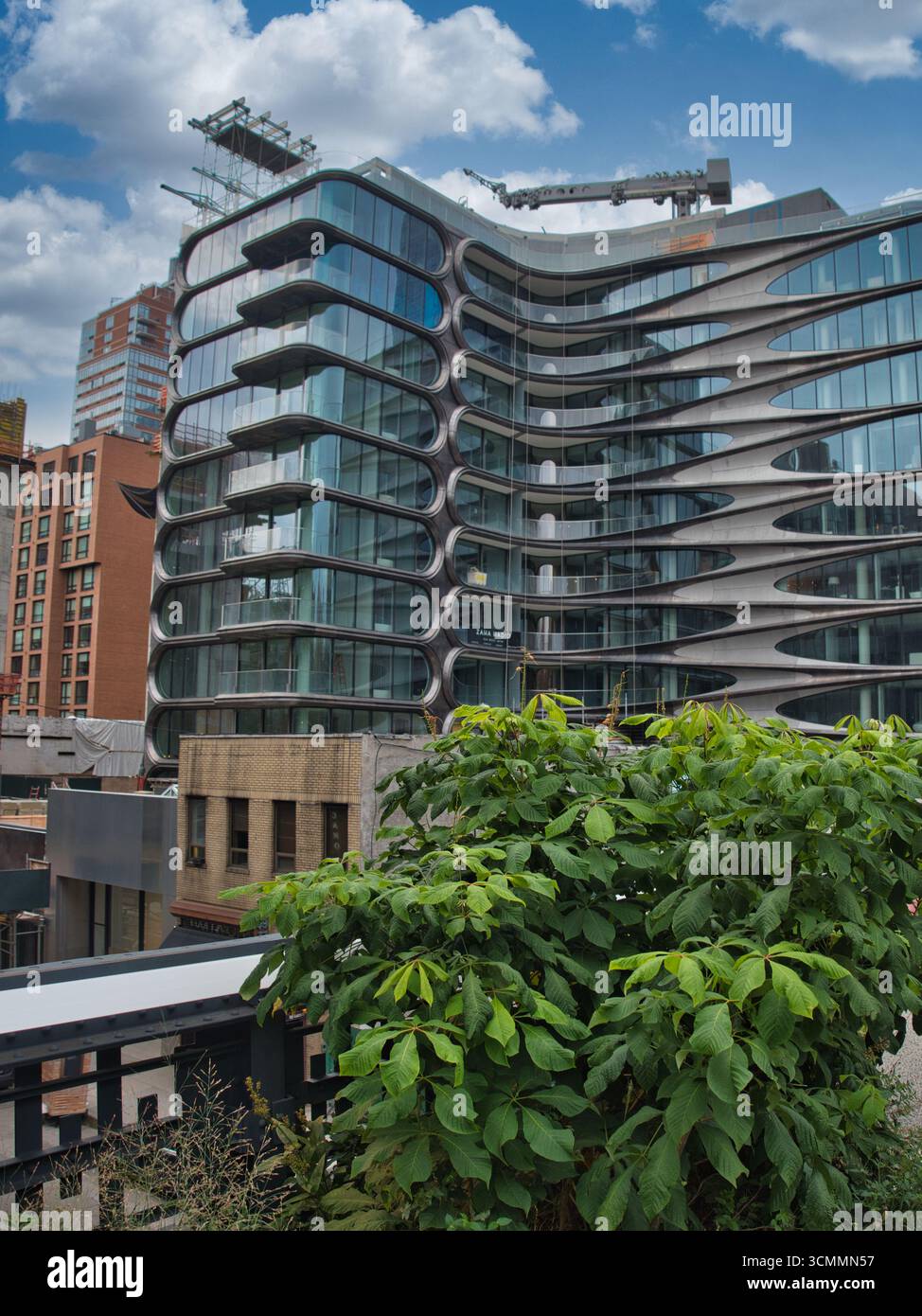 Bâtiment Zaha Hadid sur la High Line - le bâtiment résidentiel moderne de Zaha Hadid, vu du parc High Line à New York. Banque D'Images