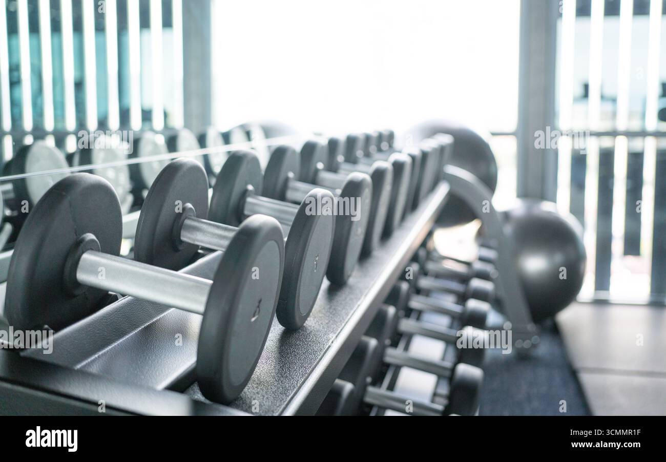 Haltères de sport dans la salle de gym moderne. EQUIPEMENT de musculation. Banque D'Images