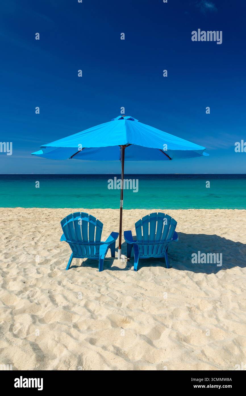 Deux chaises de plage bleues et parasols sur la plage de Meads Bay, rêve et paysage des Caraïbes, île d'Anguilla, Antilles britanniques Banque D'Images