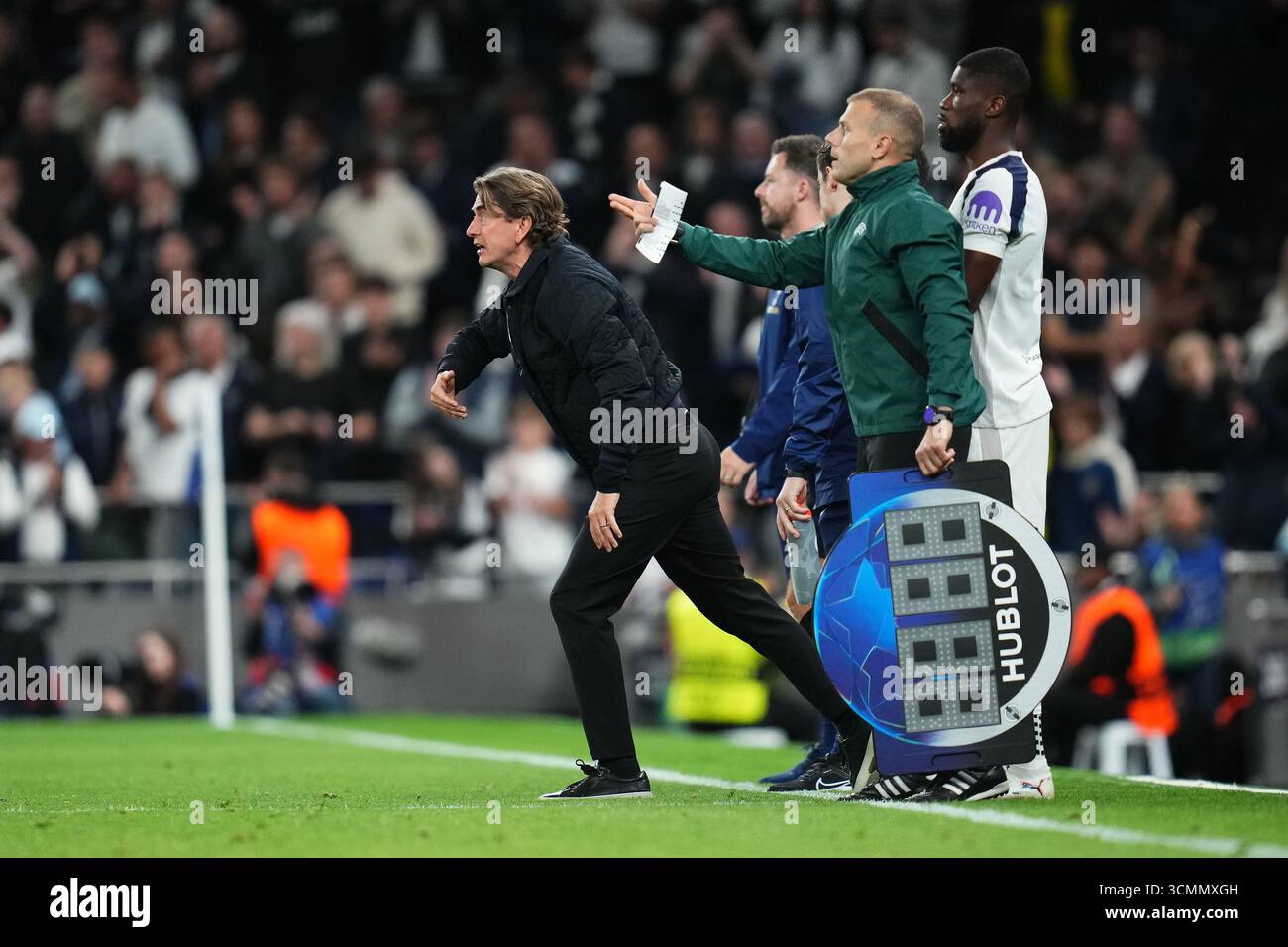 Londres, Espagne. 17 septembre 2025. Thomas Frank, l'entraîneur-chef de Tottenham Hotspur, lors du match de l'UEFA Champions League, opposant Tottenham Hotspur FC au Villarreal CF, la première journée, a joué au Tottenham Hotspur Stadium le 16 septembre 2025 à Londres, en Espagne. (Photo de Bagu Blanco/PRESSIN) crédit : AGENCE SPORTIVE PRESSINPHOTO/Alamy Live News Banque D'Images