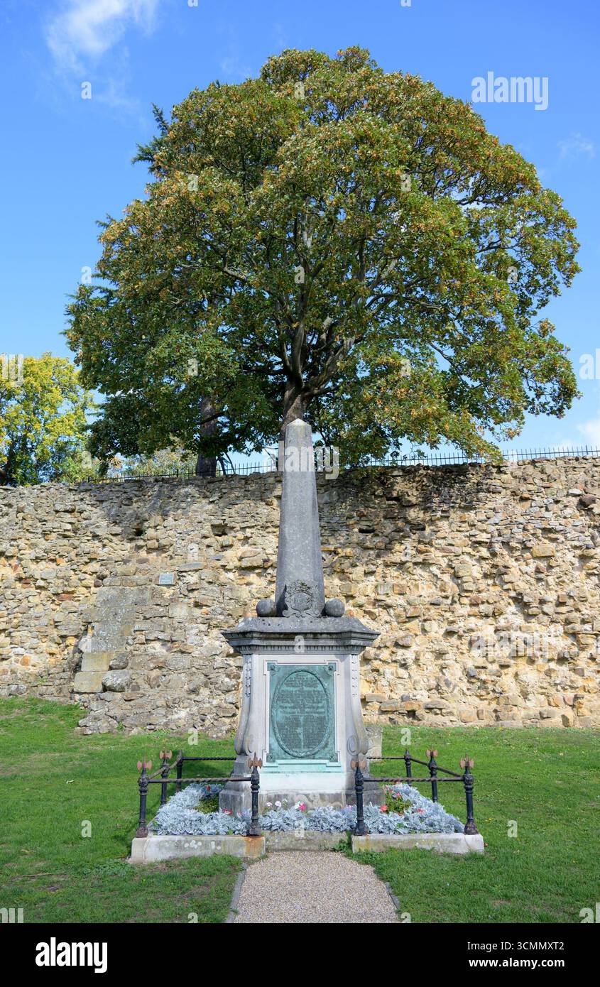 Tonbridge, Kent, Royaume-Uni. Boer War Memorial entre la promenade au bord de la rivière et le mur du château de Tonbridge - aux 24 'Townsmen de Tonbridge et Old Boys of Banque D'Images