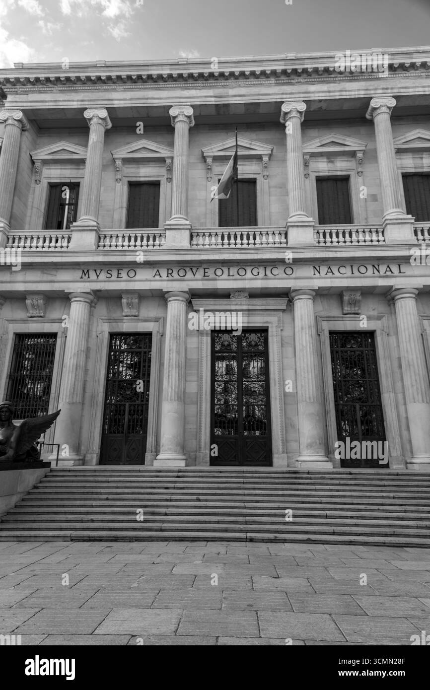 Madrid, Espagne - 19 FÉVRIER 2022 : le Musée archéologique national est situé sur la Calle de Serrano à côté de la Plaza de Colon, partageant son bâtiment avec t Banque D'Images