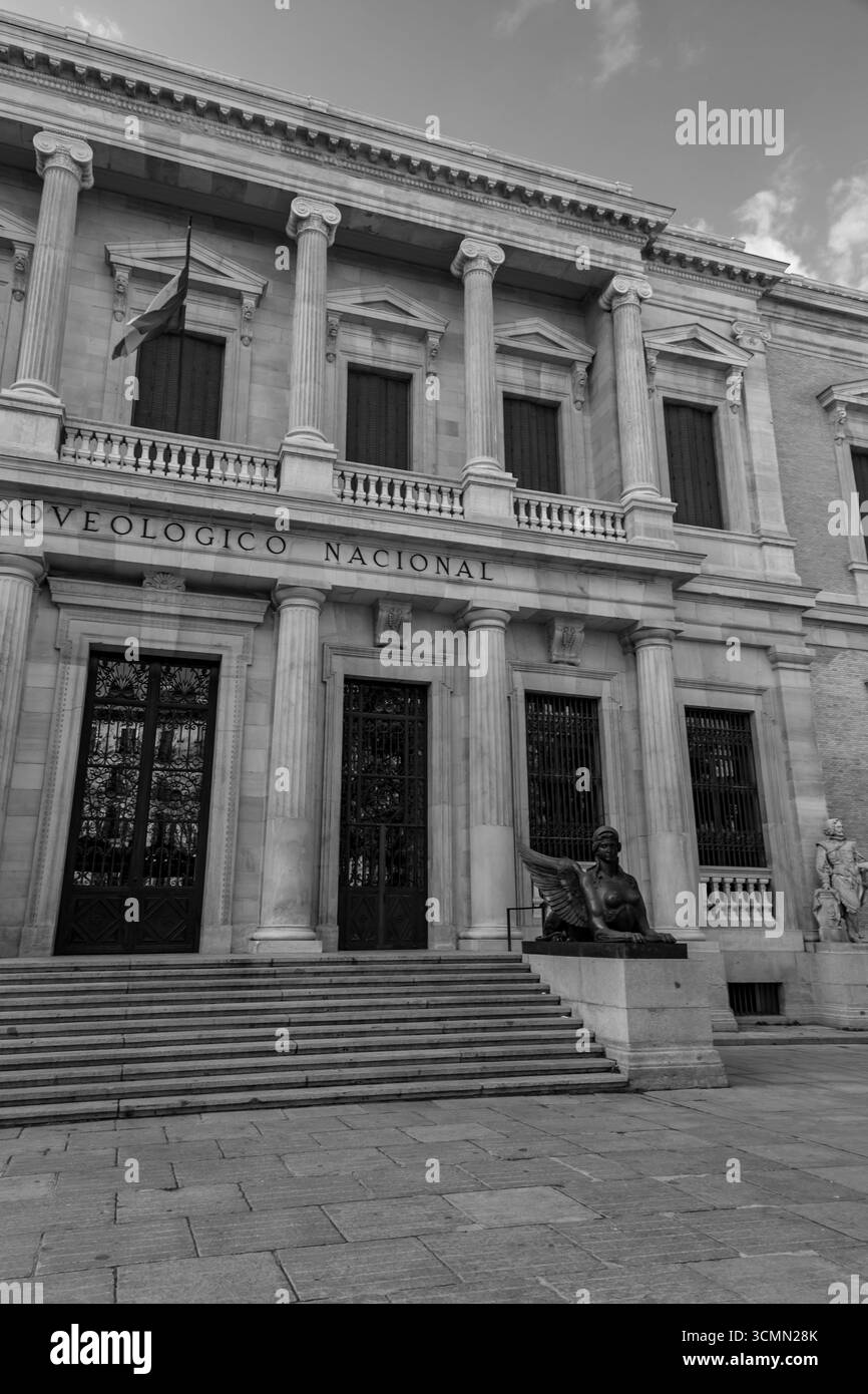 Madrid, Espagne - 19 FÉVRIER 2022 : le Musée archéologique national est situé sur la Calle de Serrano à côté de la Plaza de Colon, partageant son bâtiment avec t Banque D'Images