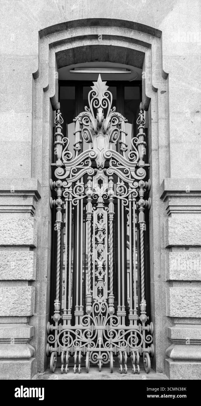 Détail d'une fenêtre de style européen ornée d'un bâtiment historique, détail architectural classique en gros plan Banque D'Images