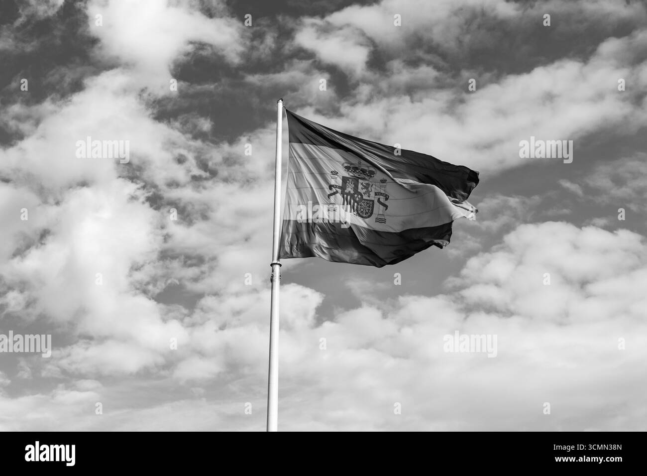 Drapeau espagnol agitant sur un poteau à Madrid, Espagne. Banque D'Images