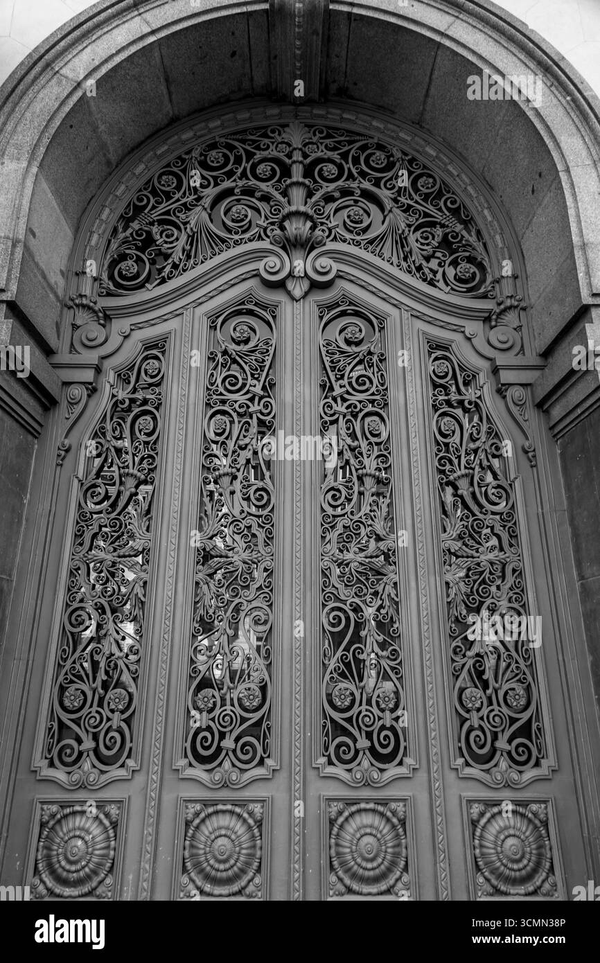 Ancienne et belle porte ornée, détails architecturaux classiques. Banque D'Images