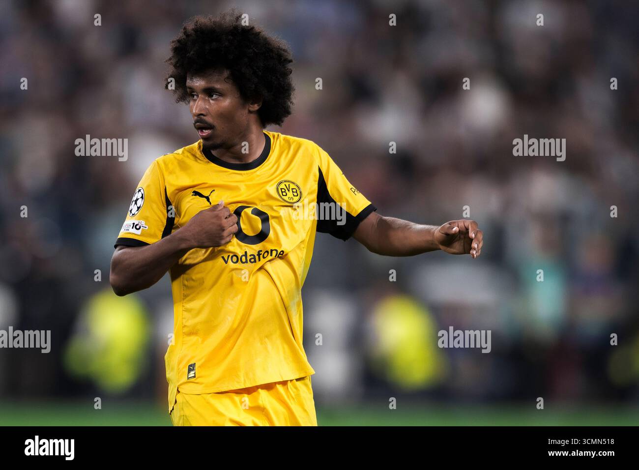 Karim Adeyemi du Borussia Dortmund fait des gestes lors du match de football de la phase de ligue de l'UEFA Champions League 2025/26 entre la Juventus FC et le Borussia Dortmund. Banque D'Images