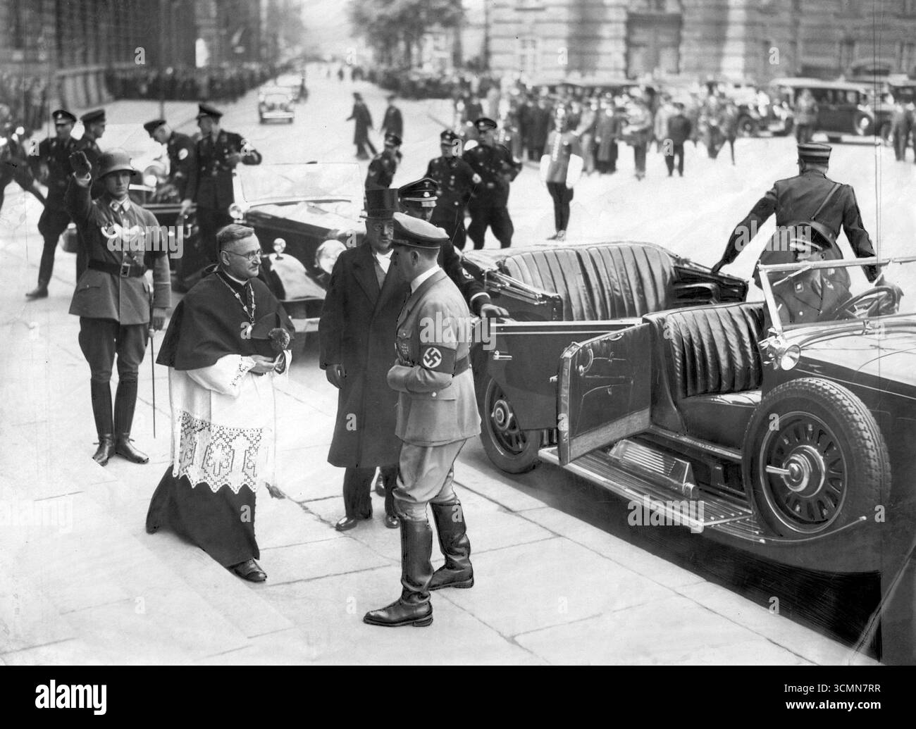 Le chancelier du Reich Adolf Hitler se rend à la cérémonie en l'honneur du maréchal de Pologne Józef Piłsudski dans l'église Hedwige, Berlin, 1935 Banque D'Images