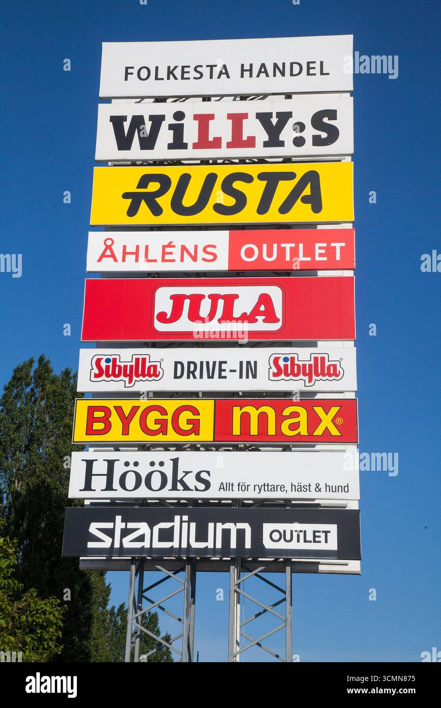 Panneaux sur les commerces et les magasins dans une zone commerciale Banque D'Images