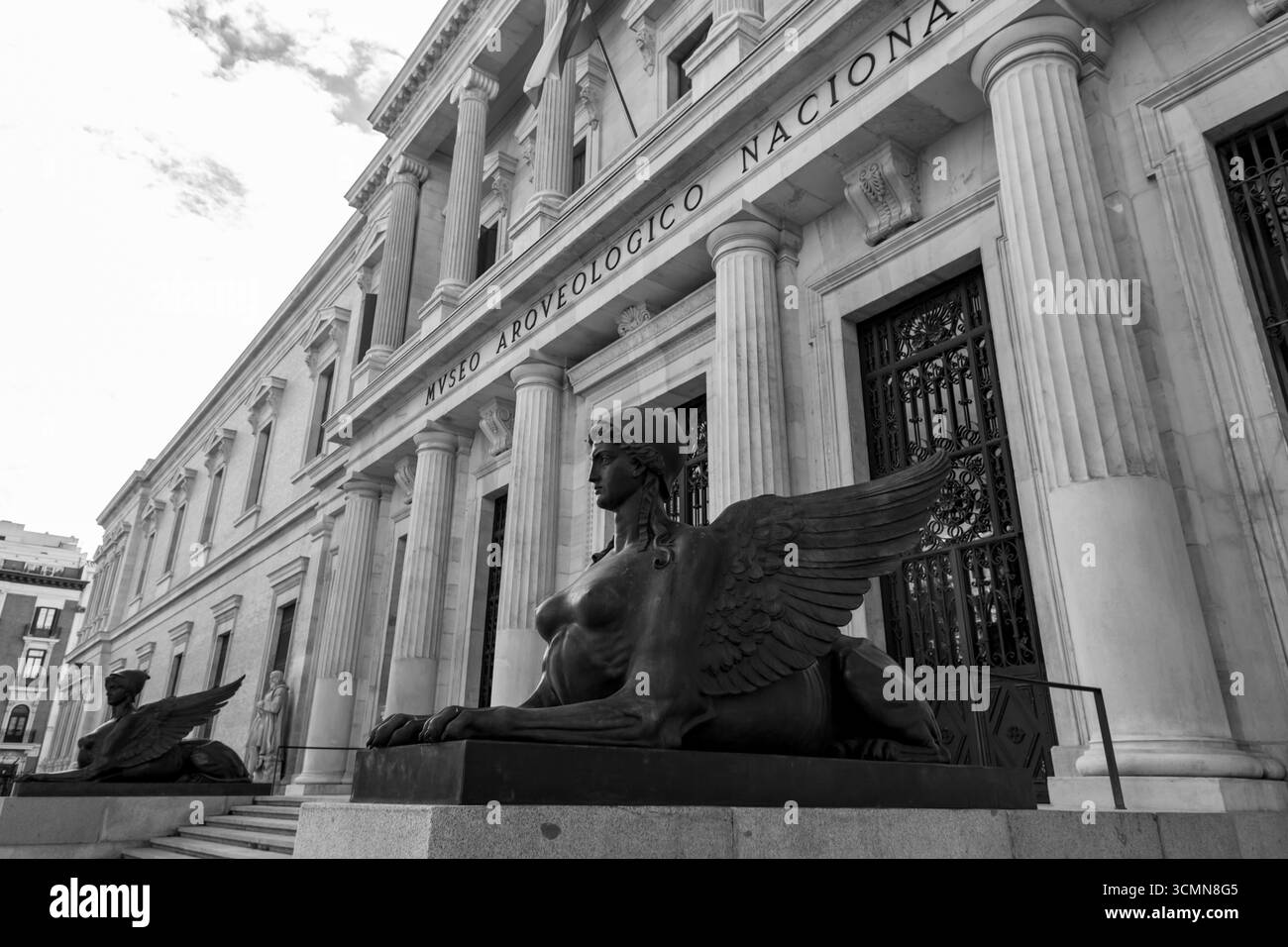 Madrid, Espagne - 19 FÉVRIER 2022 : le Musée archéologique national est situé sur la Calle de Serrano à côté de la Plaza de Colon, partageant son bâtiment avec t Banque D'Images