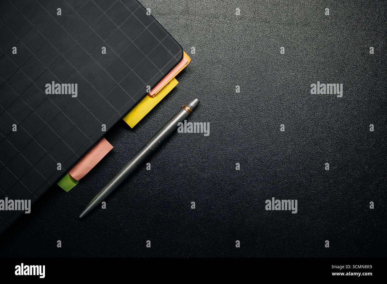Le bureau moderne de vue de dessus est propre et simple pour les notes plan de marketing d'affaires ont feuille de papier, crayon d'argent, téléphone portable, Banque D'Images