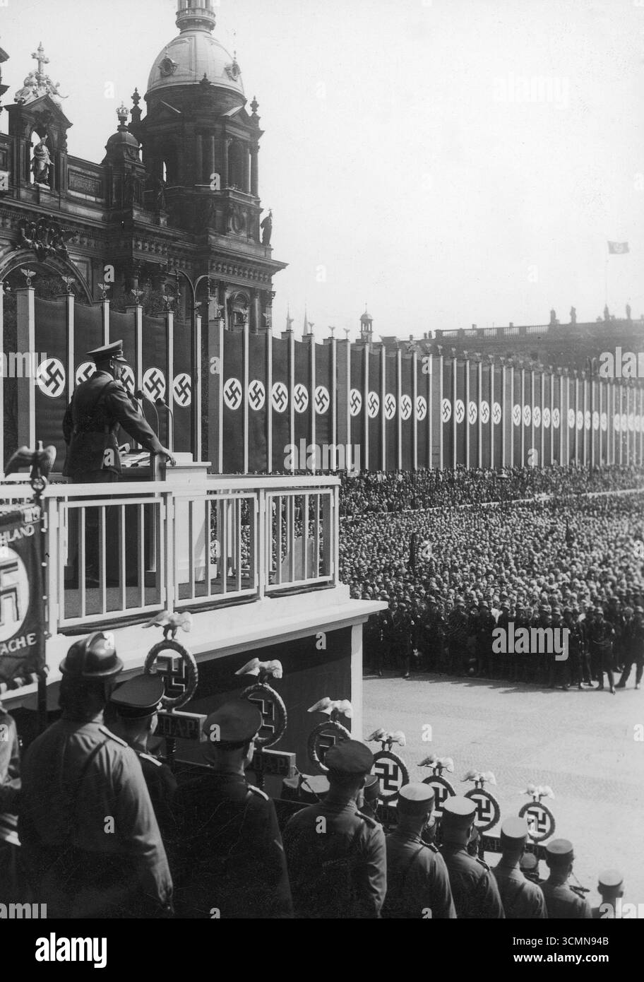 Un rassemblement du parti nazi au Lustgarten, Berlin. Adolf Hitler prononce un discours devant la foule, 3 ans avant la seconde Guerre mondiale, Allemagne, 1936 Banque D'Images