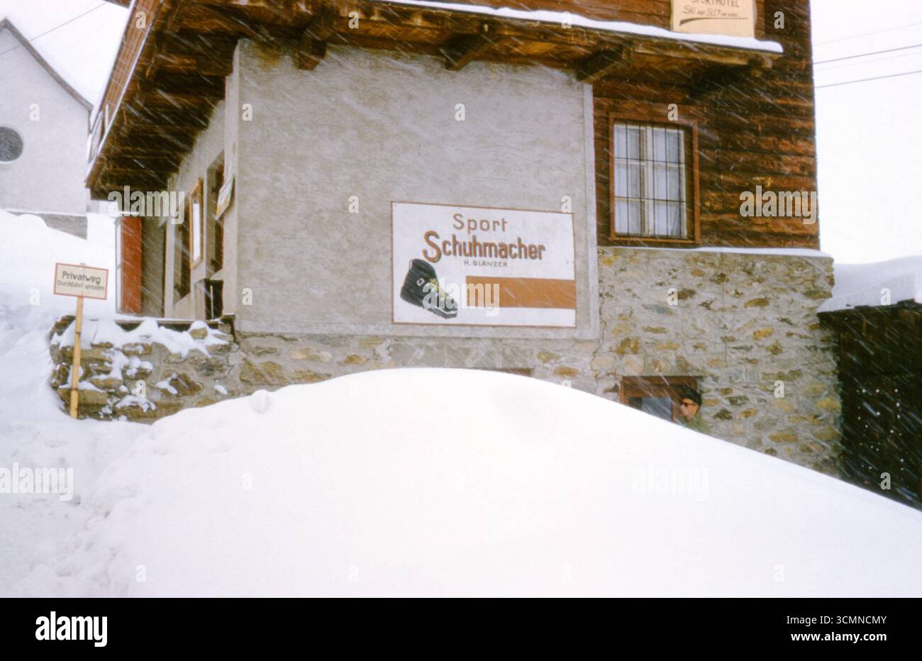 Magasin Sport Schuhmacher enneigé à Sölden, Tyrol, Autriche pendant l'hiver 1963. Banque D'Images