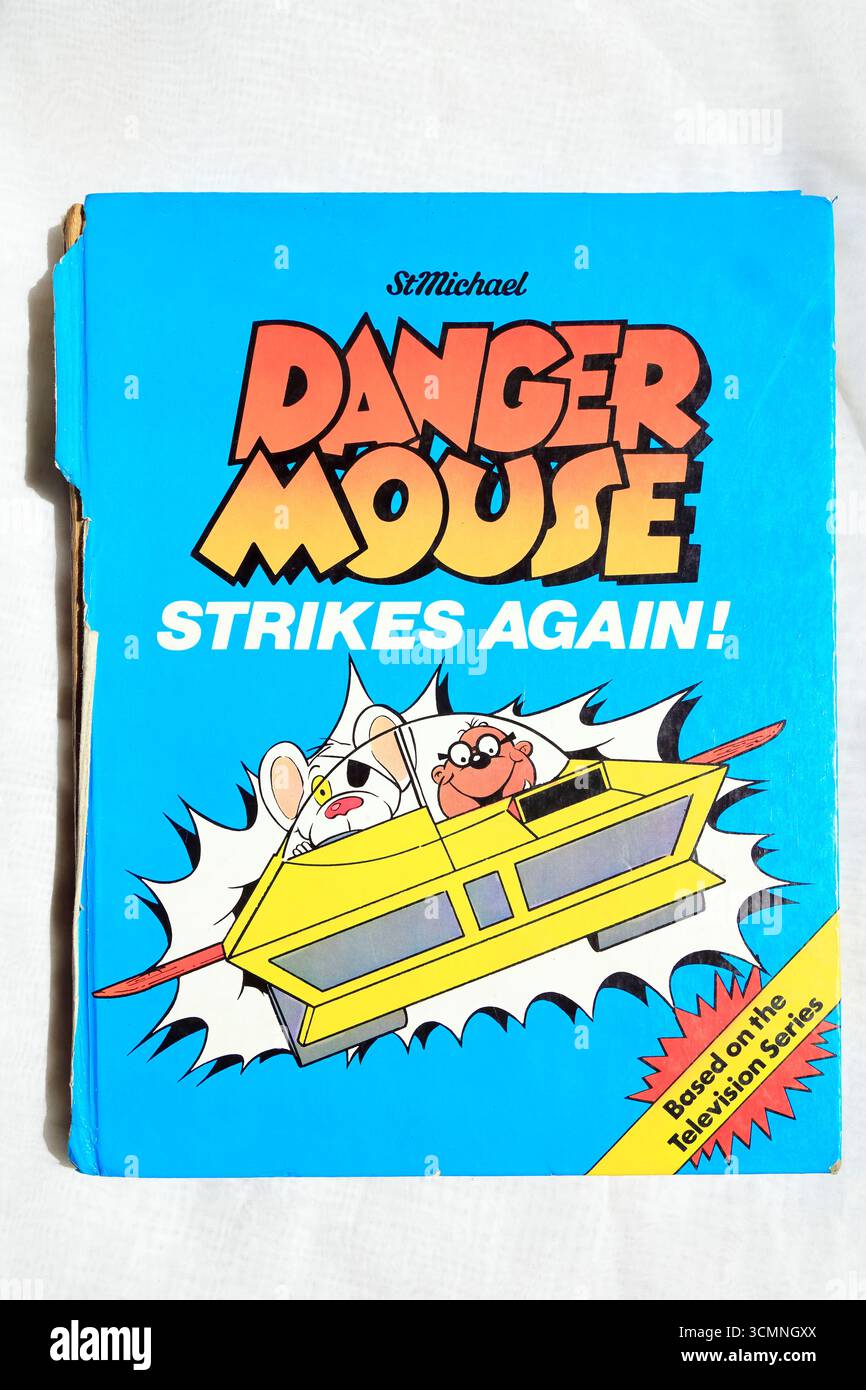 Danger Mouse frappe encore une fois le livre relié devant. Studio mis en place photo de couverture de livre sur fond clair. Banque D'Images