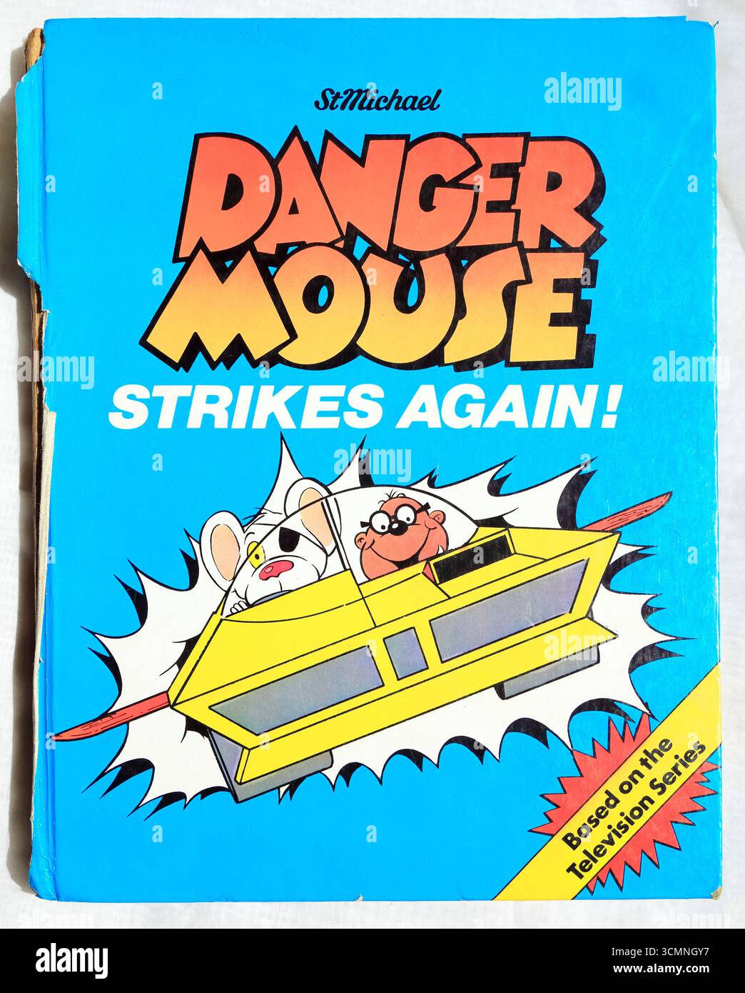 Danger Mouse frappe encore une fois le livre relié devant. Studio mis en place photo de couverture de livre sur fond clair. Banque D'Images