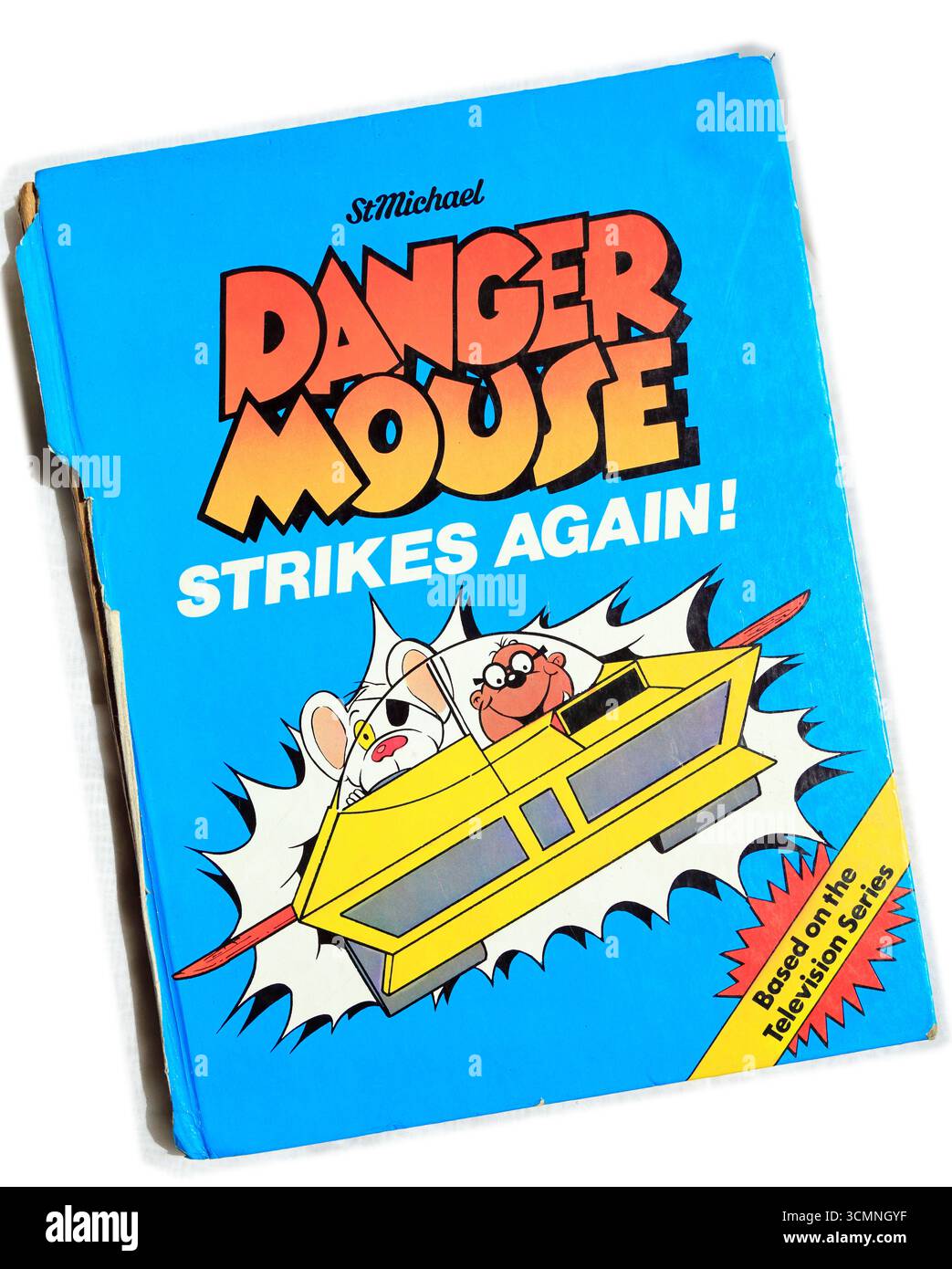 Danger Mouse frappe encore une fois le livre relié devant. Studio mis en place photo de couverture de livre sur fond clair. Banque D'Images