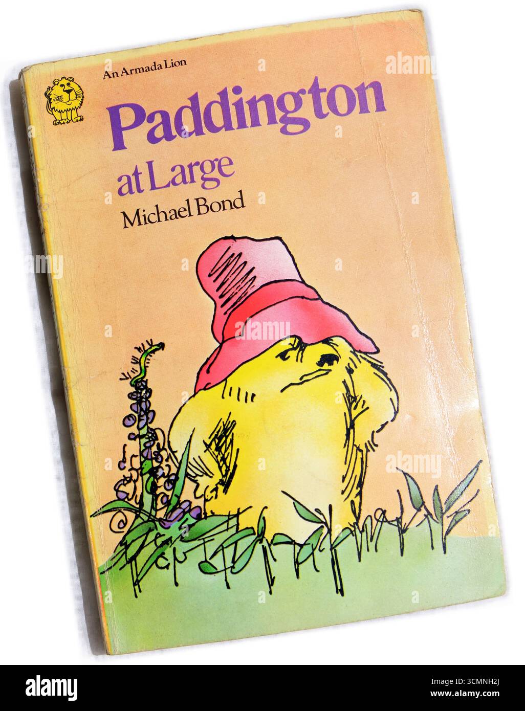 Paddington at large - par Michael Bond. Photographie de couverture de livre de poche sur fond clair Banque D'Images
