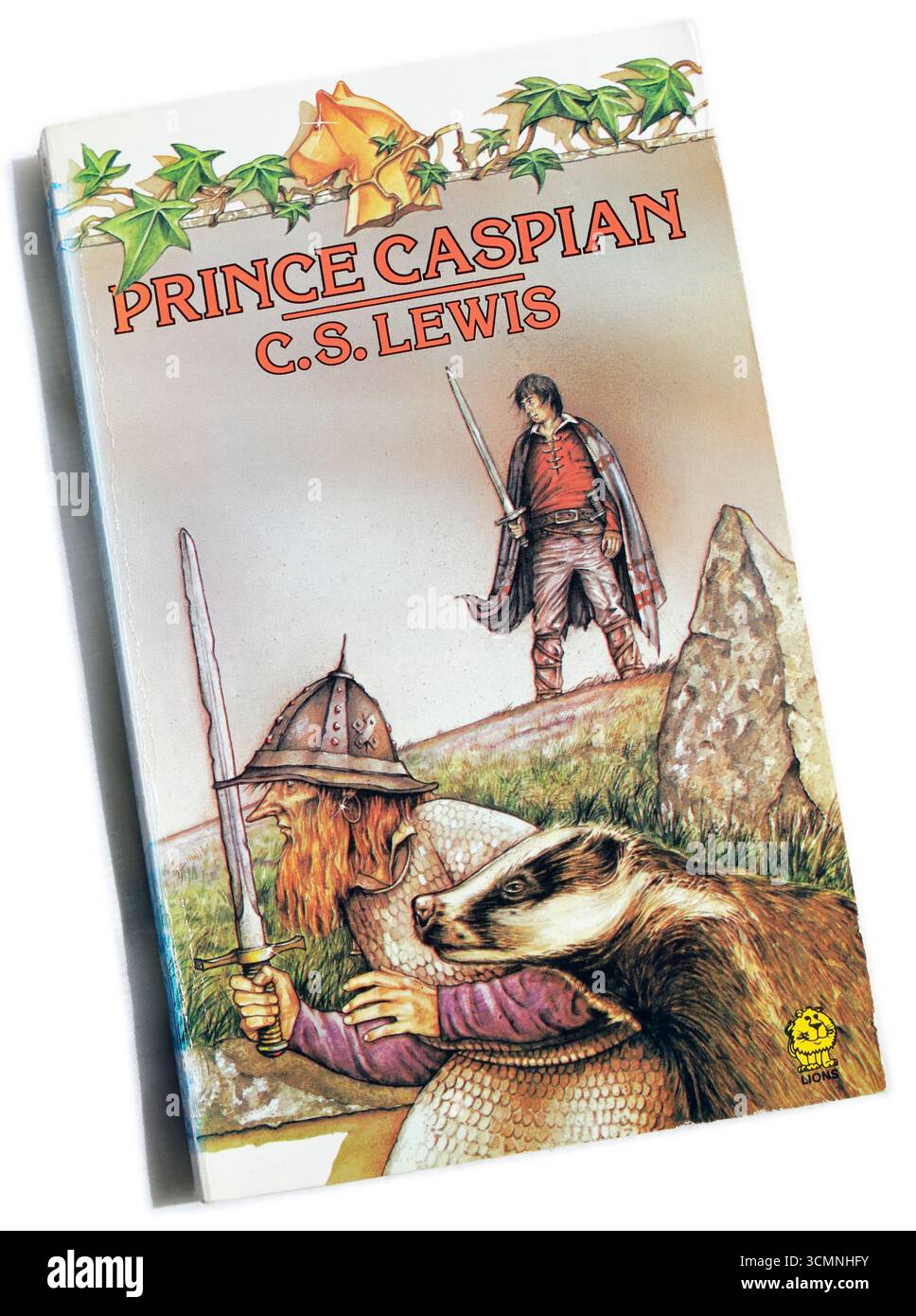 Prince Caspian de C. S. Lewis. Photographie de couverture de livre de poche sur fond clair Banque D'Images