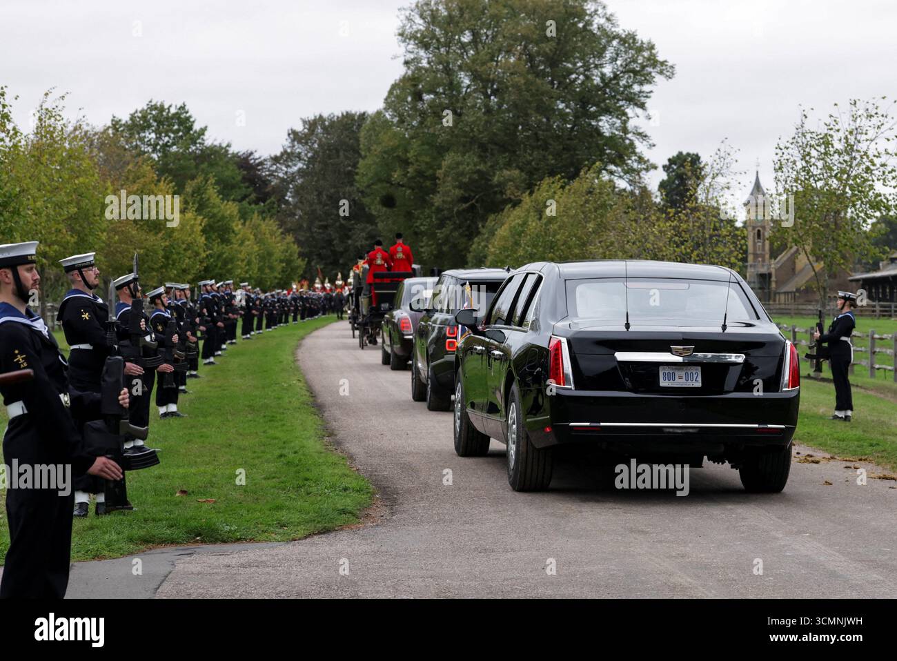 La limousine présidentielle, également appelée la Bête, suit la procession en calèche au château de Windsor, dans le Berkshire, avant la cérémonie de bienvenue le premier jour de la deuxième visite d'État du président américain au Royaume-Uni. Date de la photo : mercredi 17 septembre 2025. Banque D'Images