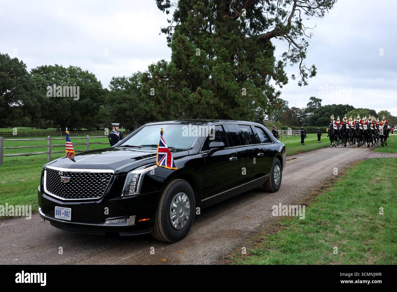 La limousine présidentielle, également appelée la Bête, suit la procession en calèche au château de Windsor, dans le Berkshire, avant la cérémonie de bienvenue le premier jour de la deuxième visite d'État du président américain au Royaume-Uni. Date de la photo : mercredi 17 septembre 2025. Banque D'Images