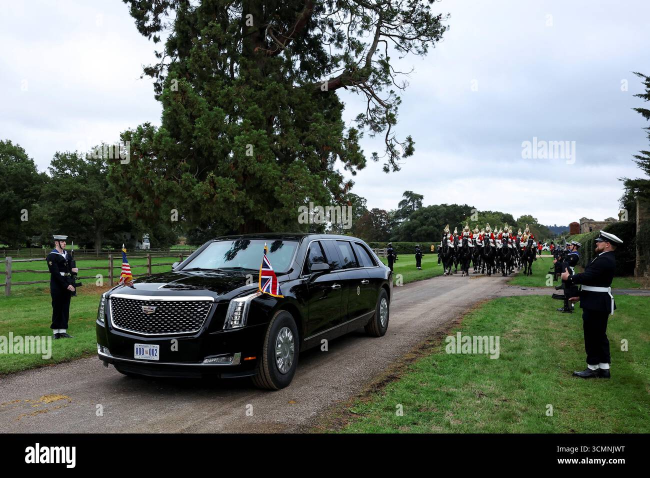 La limousine présidentielle, également appelée la Bête, suit la procession en calèche au château de Windsor, dans le Berkshire, avant la cérémonie de bienvenue le premier jour de la deuxième visite d'État du président américain au Royaume-Uni. Date de la photo : mercredi 17 septembre 2025. Banque D'Images