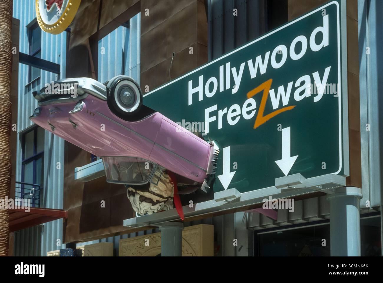 Photographie d'archive de 1993 d'un panneau Hollywood Freeway avec une Cadillac rose s'écrasant à travers. Cela faisait partie de l'extérieur de la succursale hollywoodienne d'un restaurant Planet Hollywood, depuis fermé. Banque D'Images