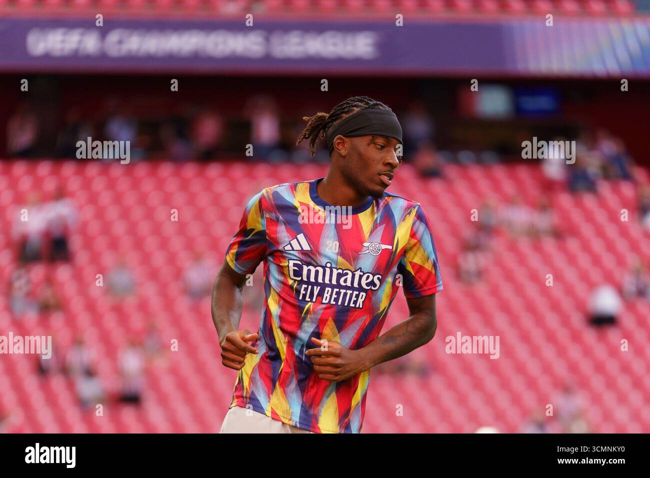 Noni Madueke en échauffement lors du match de Ligue des Champions entre l’Athletic Bilbao et l’Arsenal FC à San Mamés, à Bilbao Banque D'Images