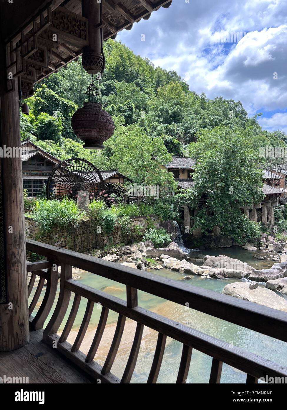 Maisons traditionnelles en bois et roue à eau dans le village de la vallée de Wangxian, en Chine. Banque D'Images