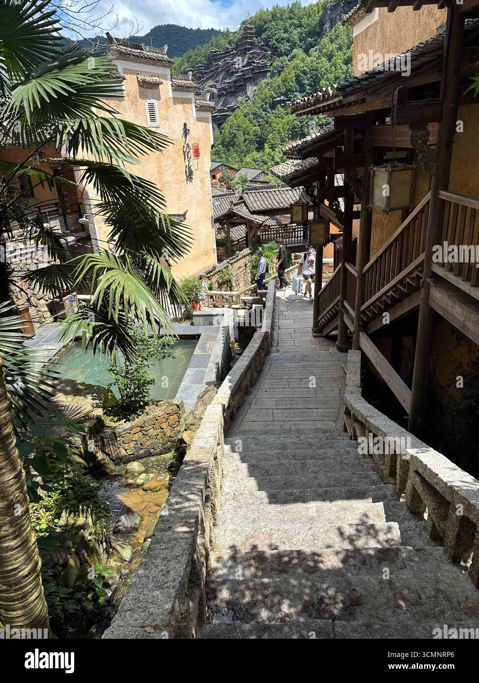 Escalier en pierre entre les maisons historiques dans le village de la vallée de Wangxian, Chine. Banque D'Images