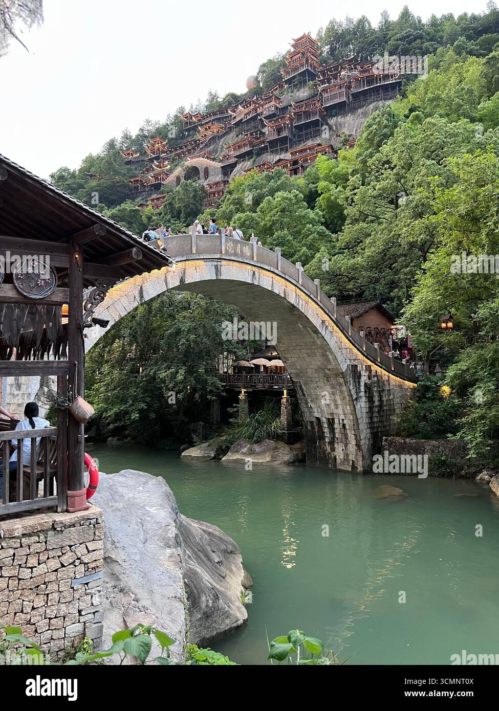 Pont en arc de pierre traversant la rivière dans le village de la vallée de Wangxian, Chine. Banque D'Images