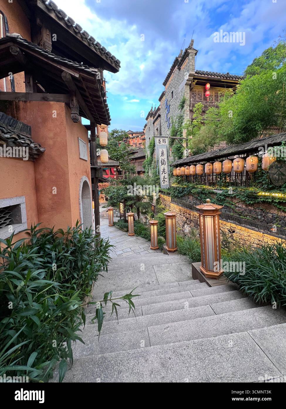 Allée éclairée par des lanternes dans le village traditionnel de la vallée de Wangxian, Chine. Banque D'Images